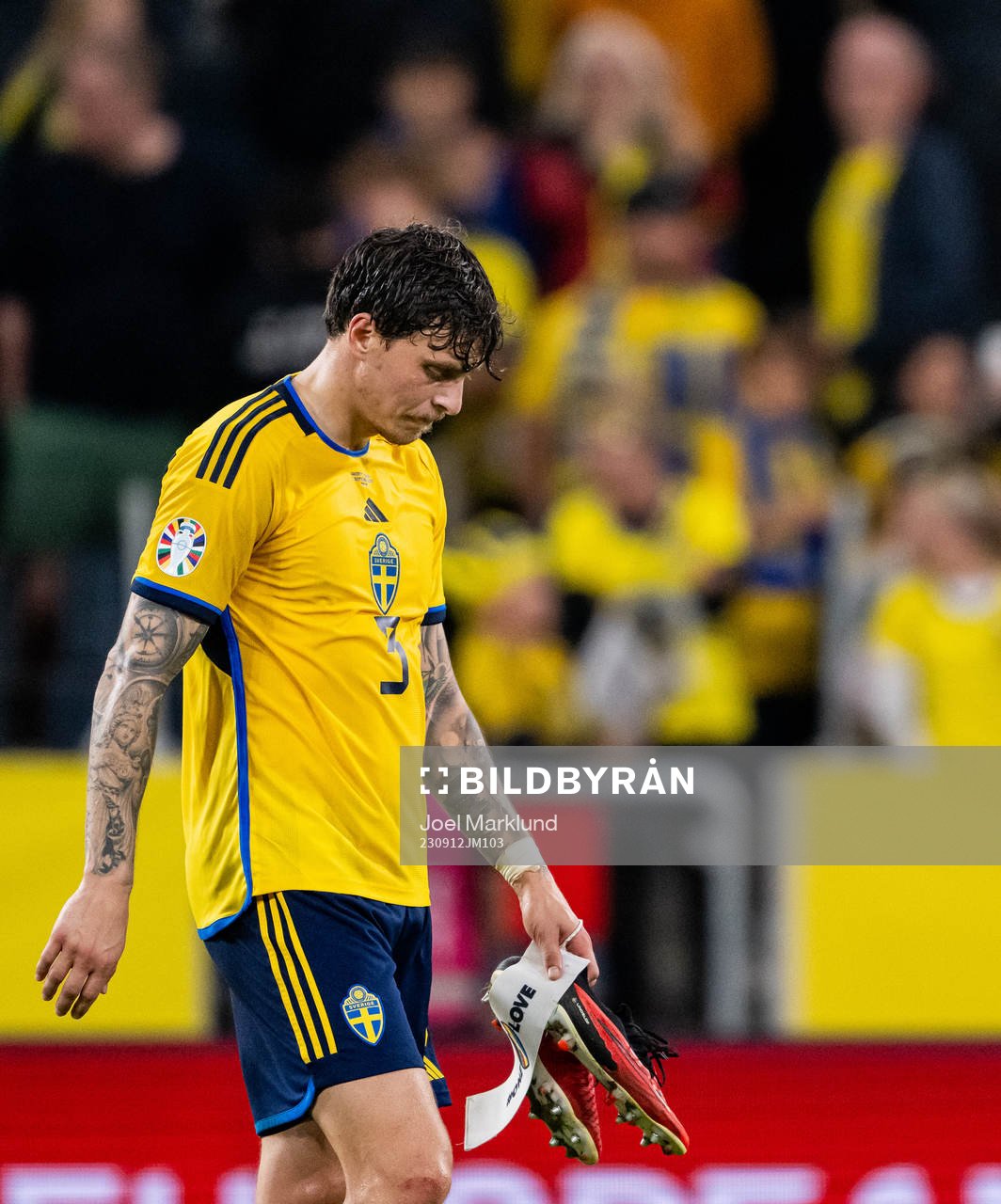 Victor Nilsson Lindelöf of Sweden looks dejected