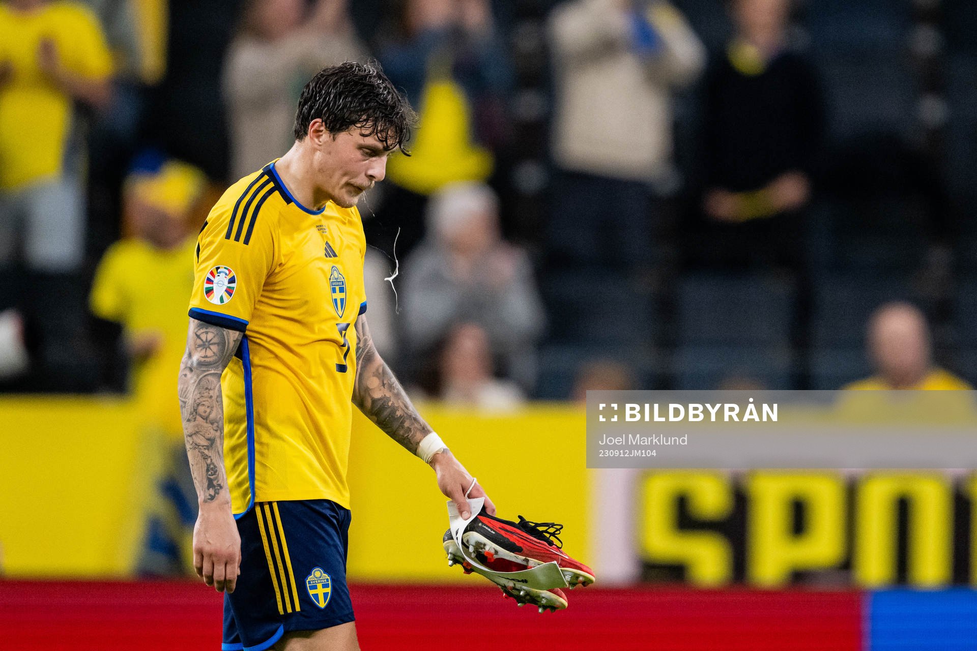 Victor Nilsson Lindelöf of Sweden looks dejected
