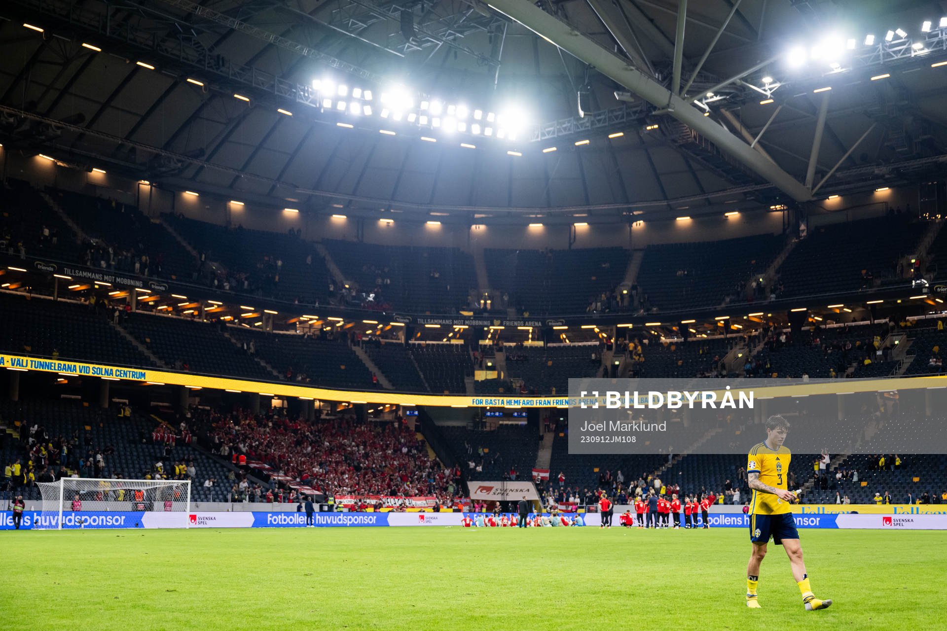 Victor Nilsson Lindelöf of Sweden looks dejected