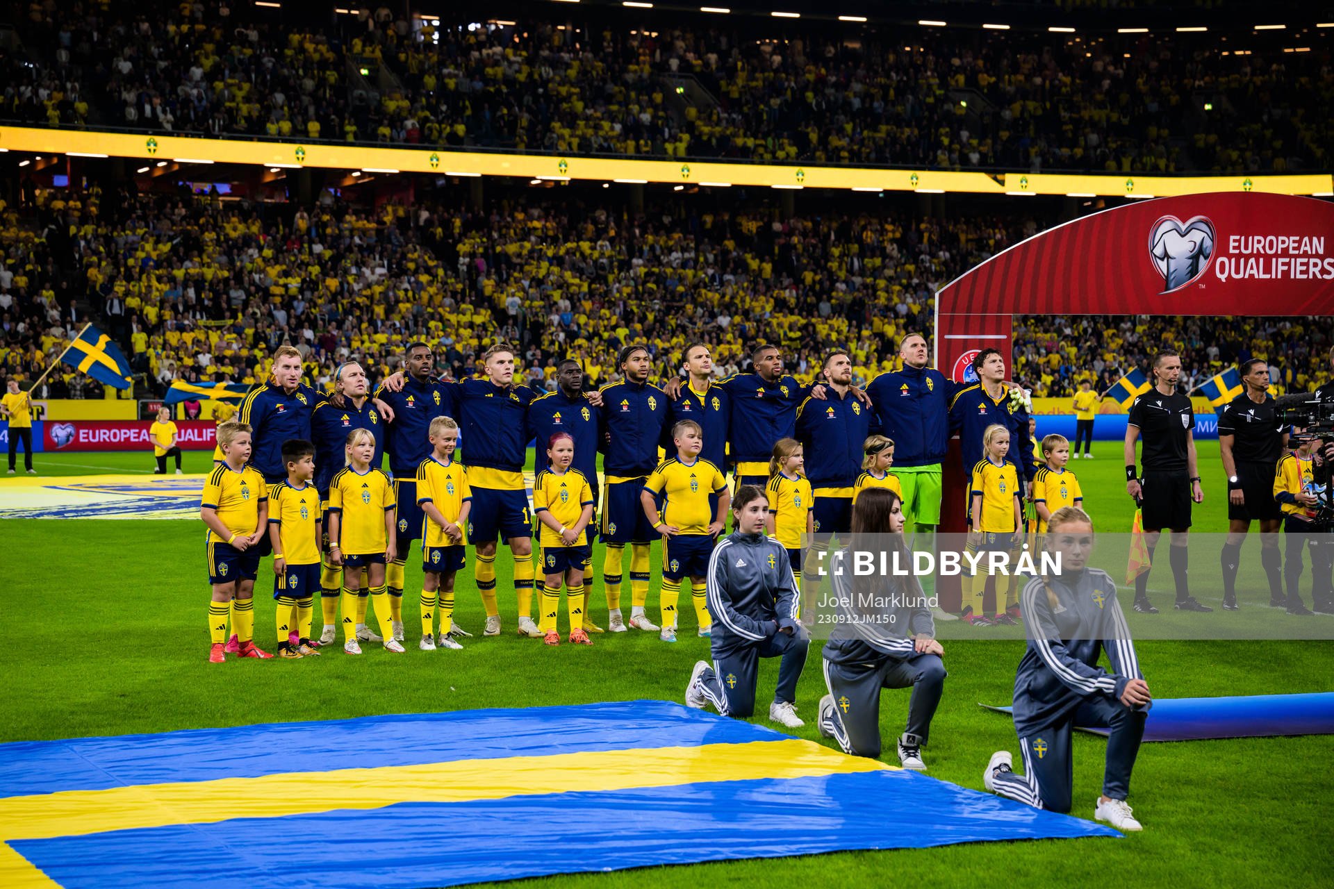 Players of Sweden singing the national anthem