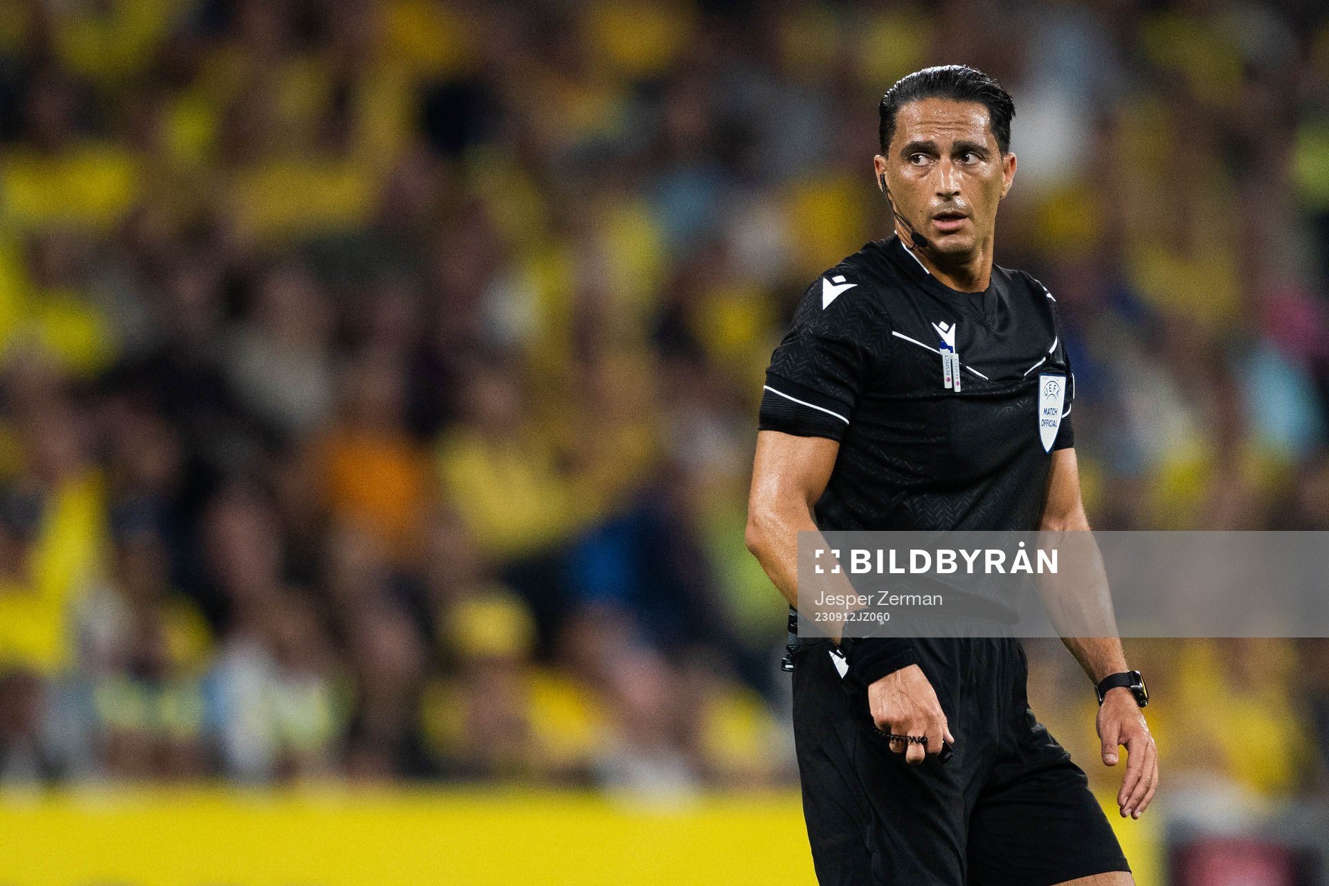 Referee Serdar Gözübüyük