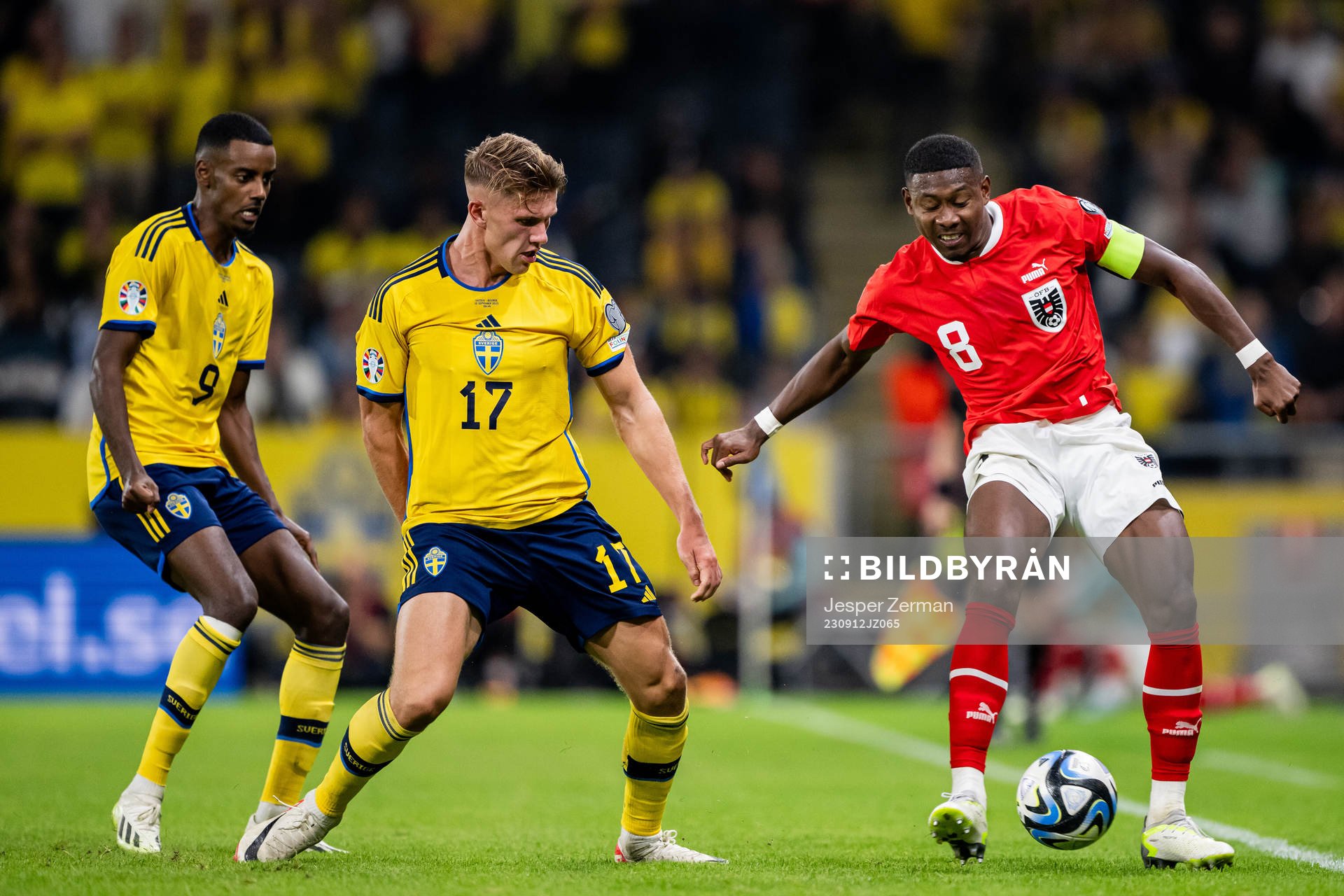 Alexander Isak and Viktor Gyökeres of Sweden against David