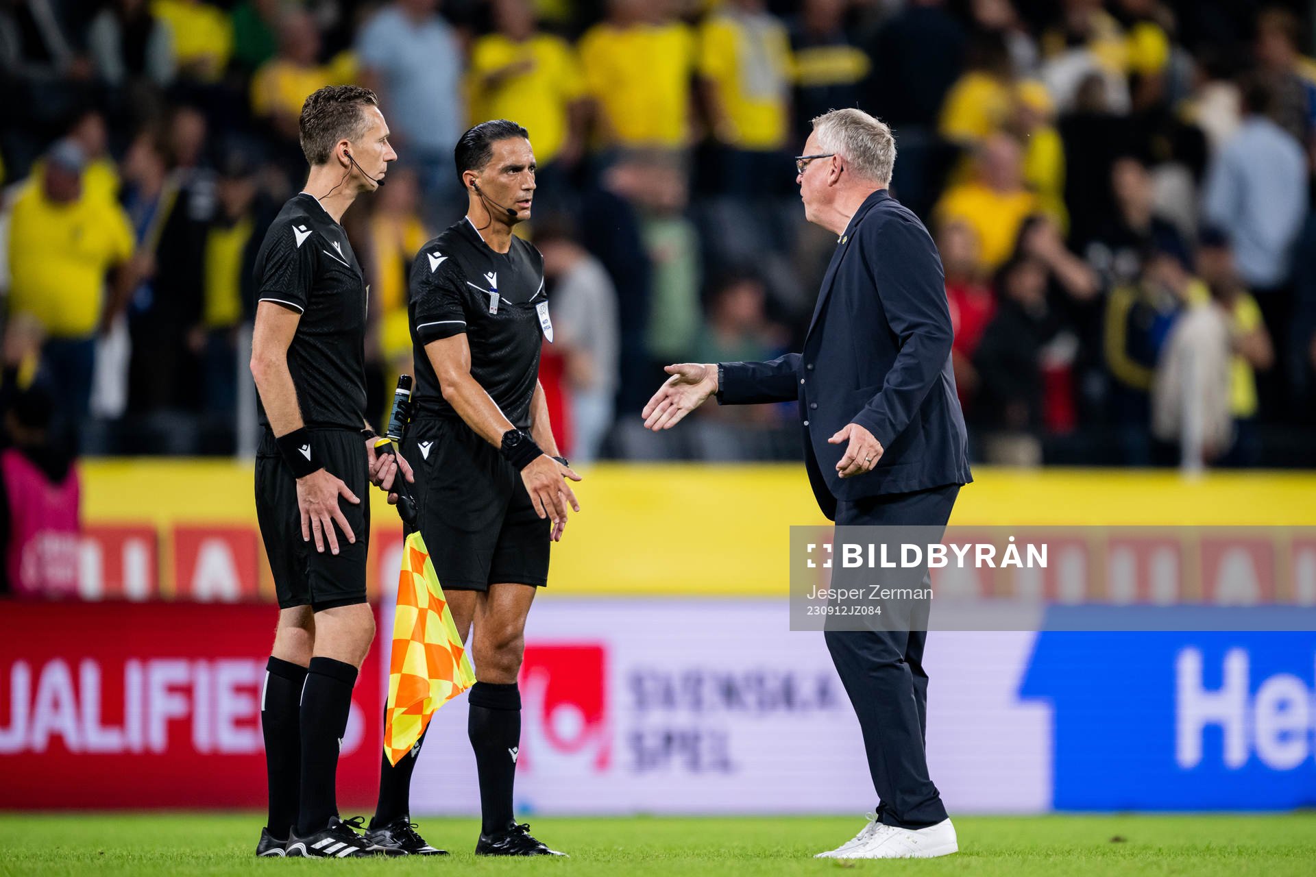Referee Serdar Gozubuyuk and Head coach Janne Andersson of