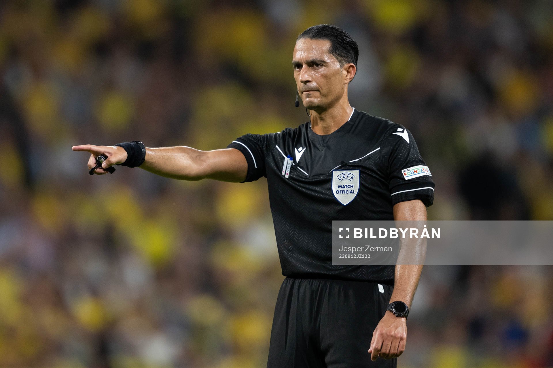 Referee Serdar Gözübüyük