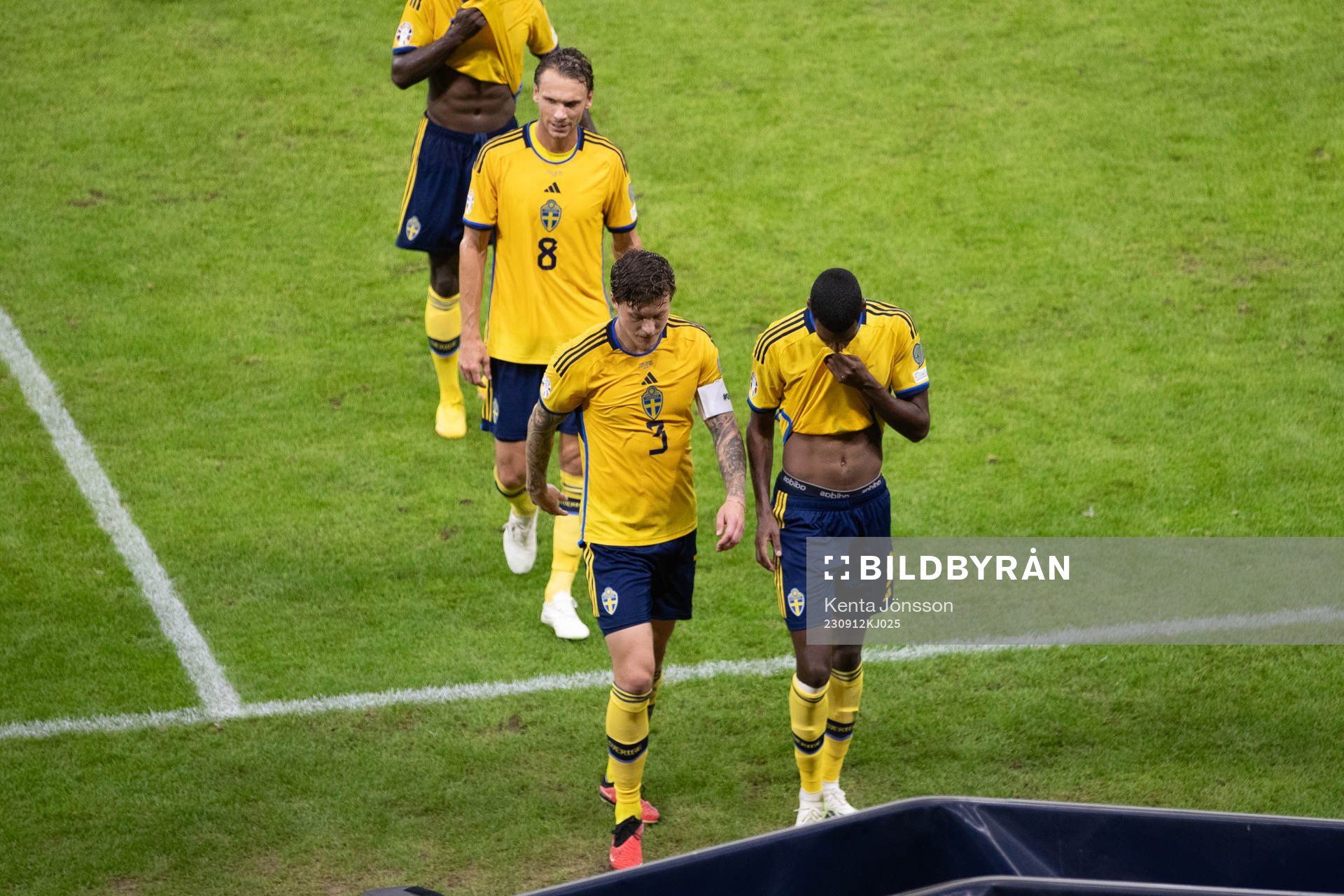 Albin Ekdal and Alexander Isak of Sweden look dejected