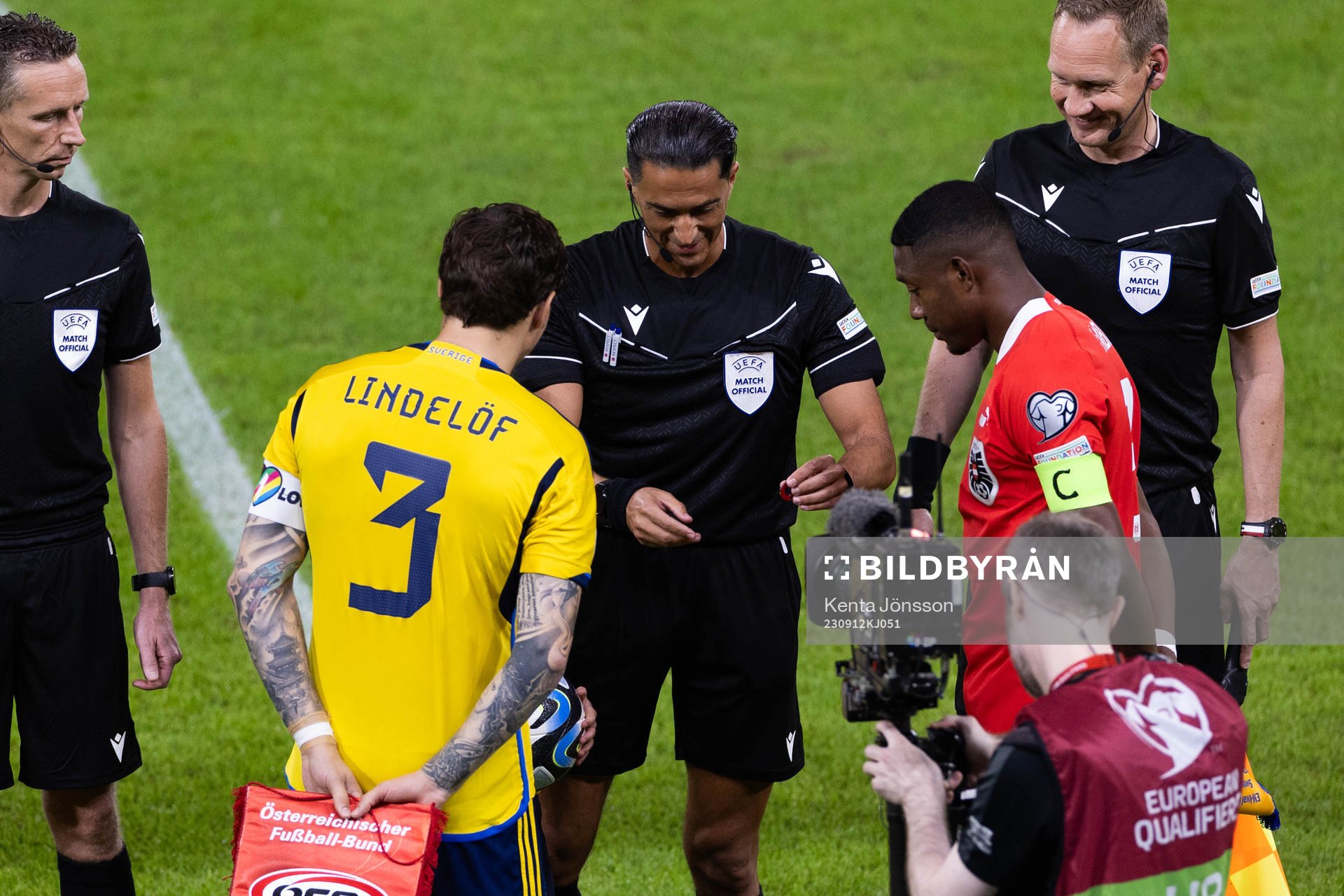 Referee Serdar Gözübüyük with Victor Nilsson Lindelöf