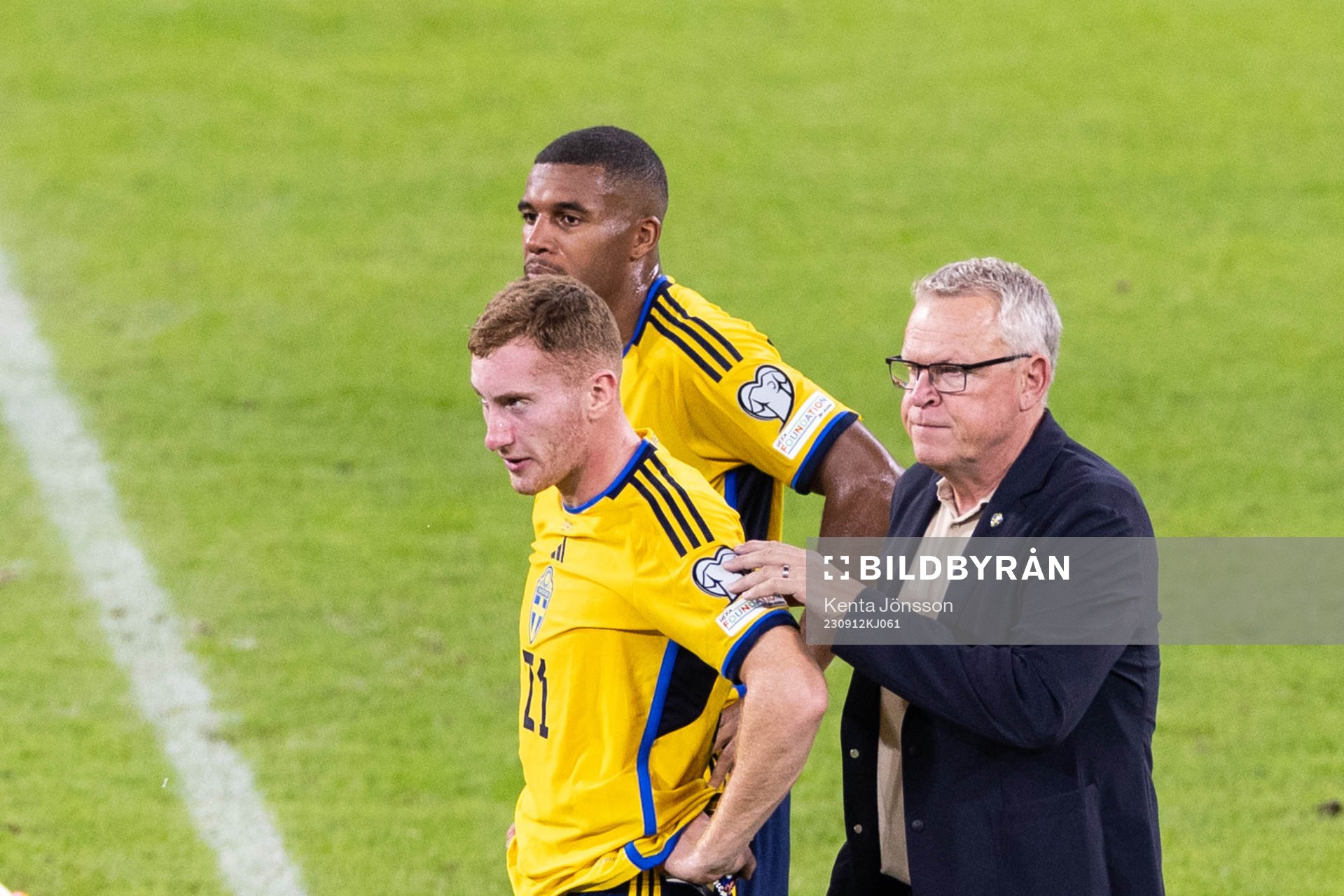 Dejan Kulusevski and Head coach Janne Andersson of Sweden