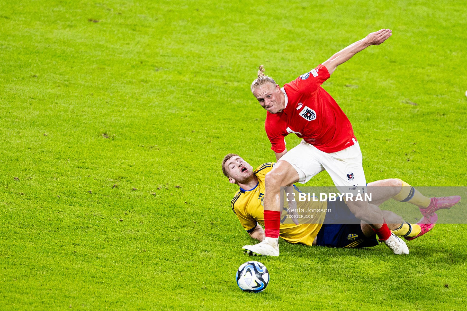 Dejan Kulusevski of Sweden and Xaver Schlager Xaver Schlager