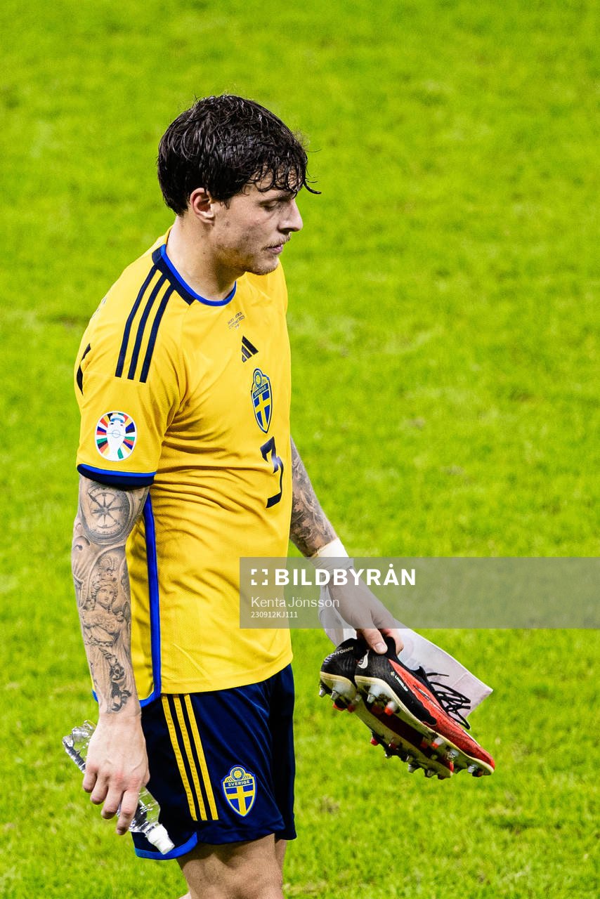 Victor Nilsson Lindelöf of Sweden looks dejected