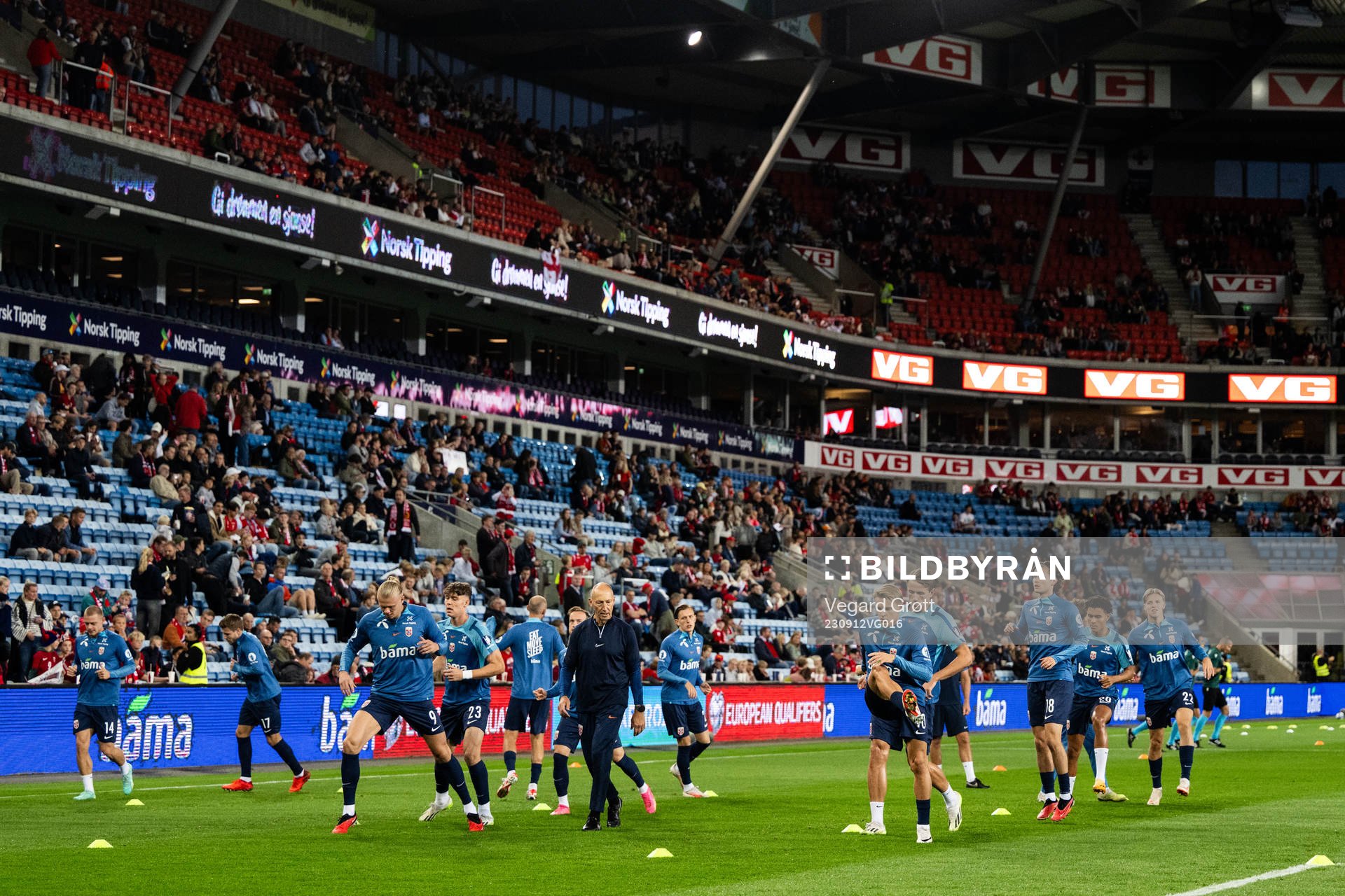 Martin Ødegaard and players of Norway