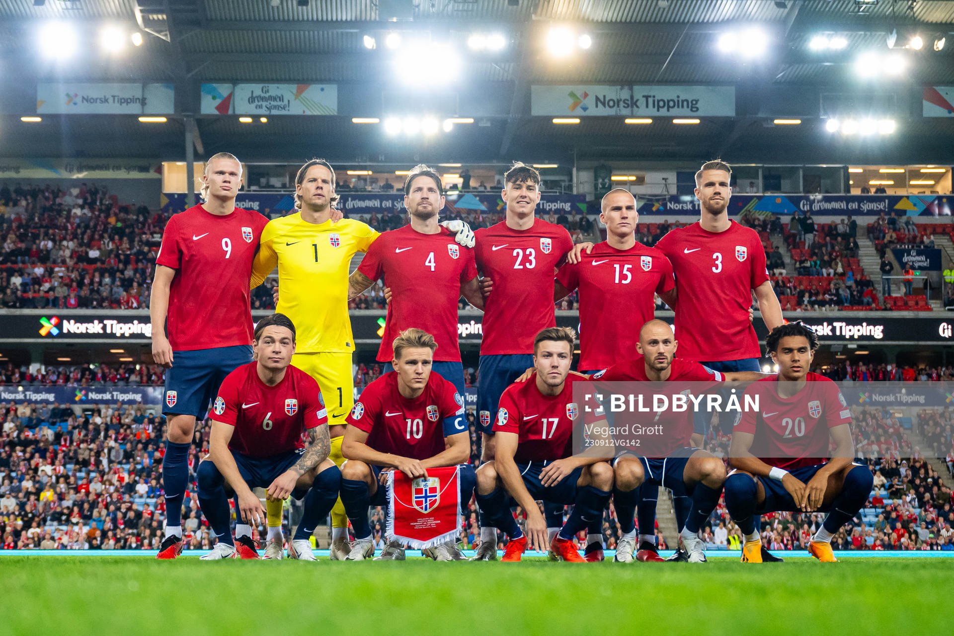 The starting eleven of Norway pose for a team photo
