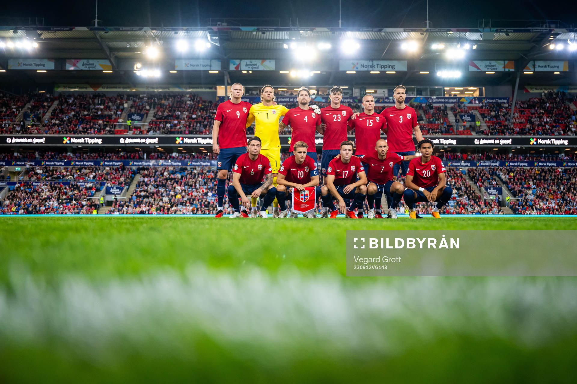 The starting eleven of Norway pose for a team photo