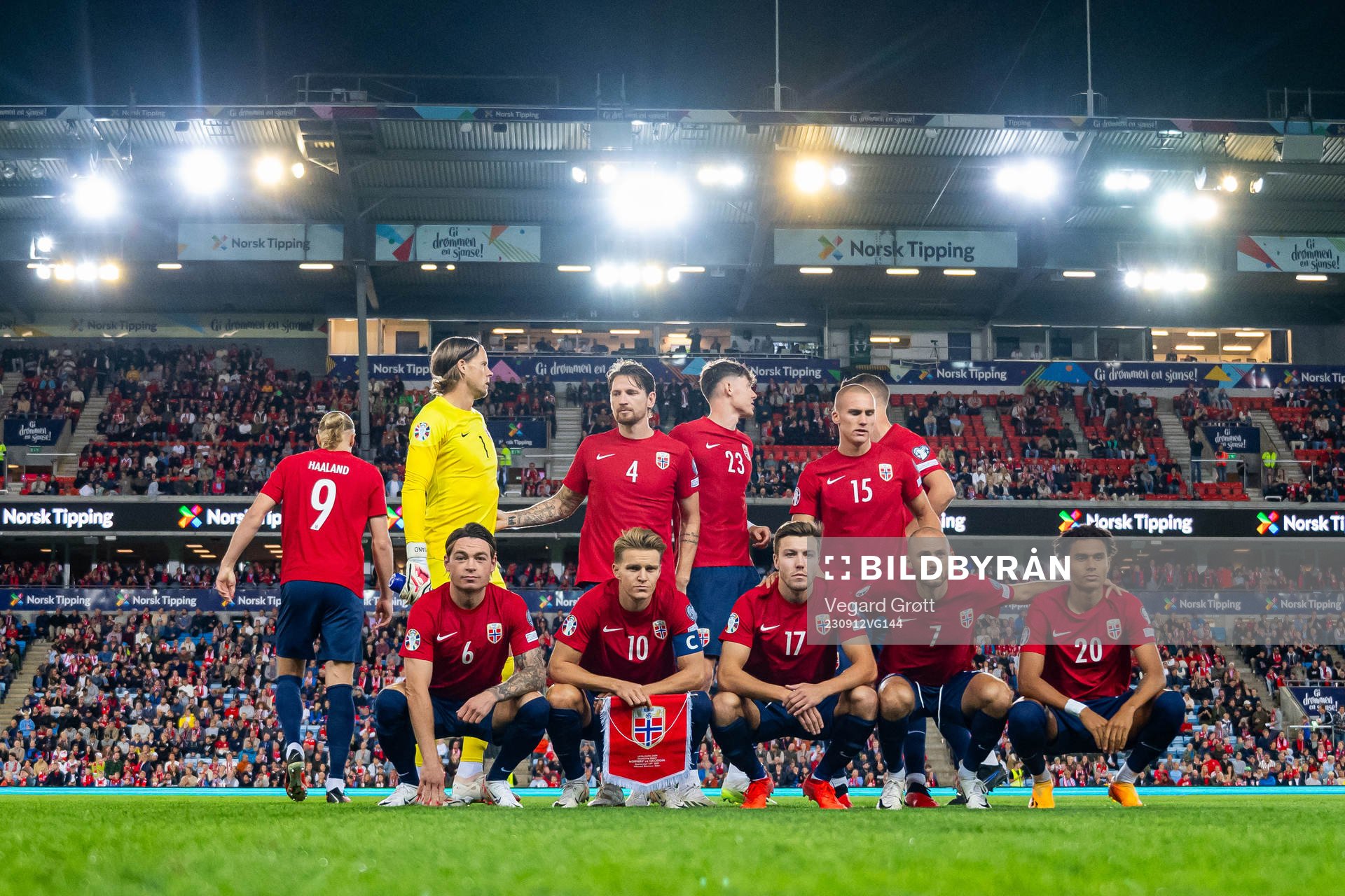 The starting eleven of Norway pose for a team photo