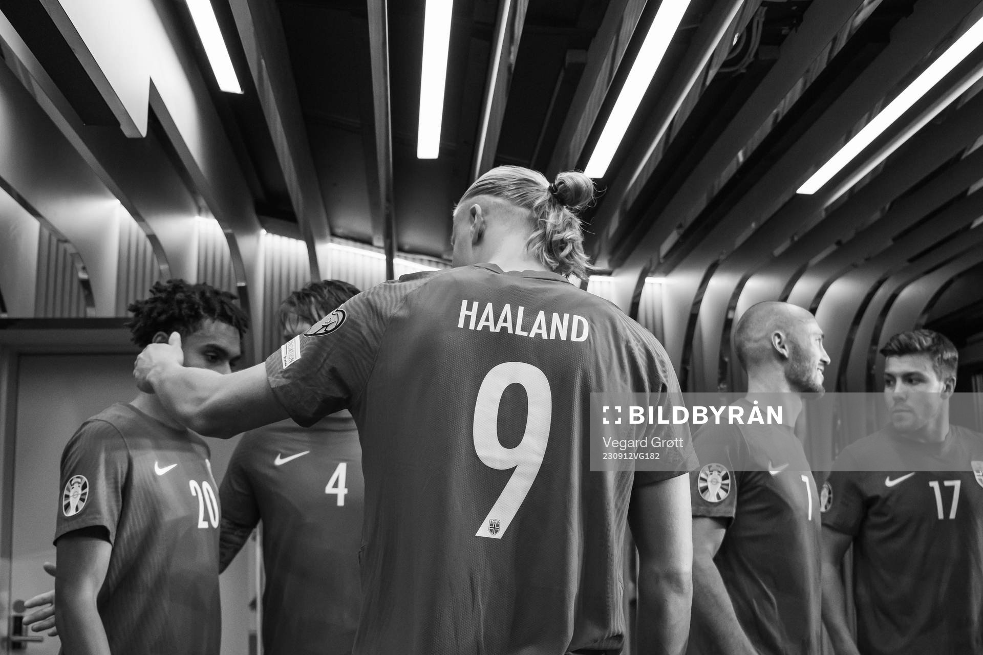 Erling Braut Haaland and players of Norway at half-time