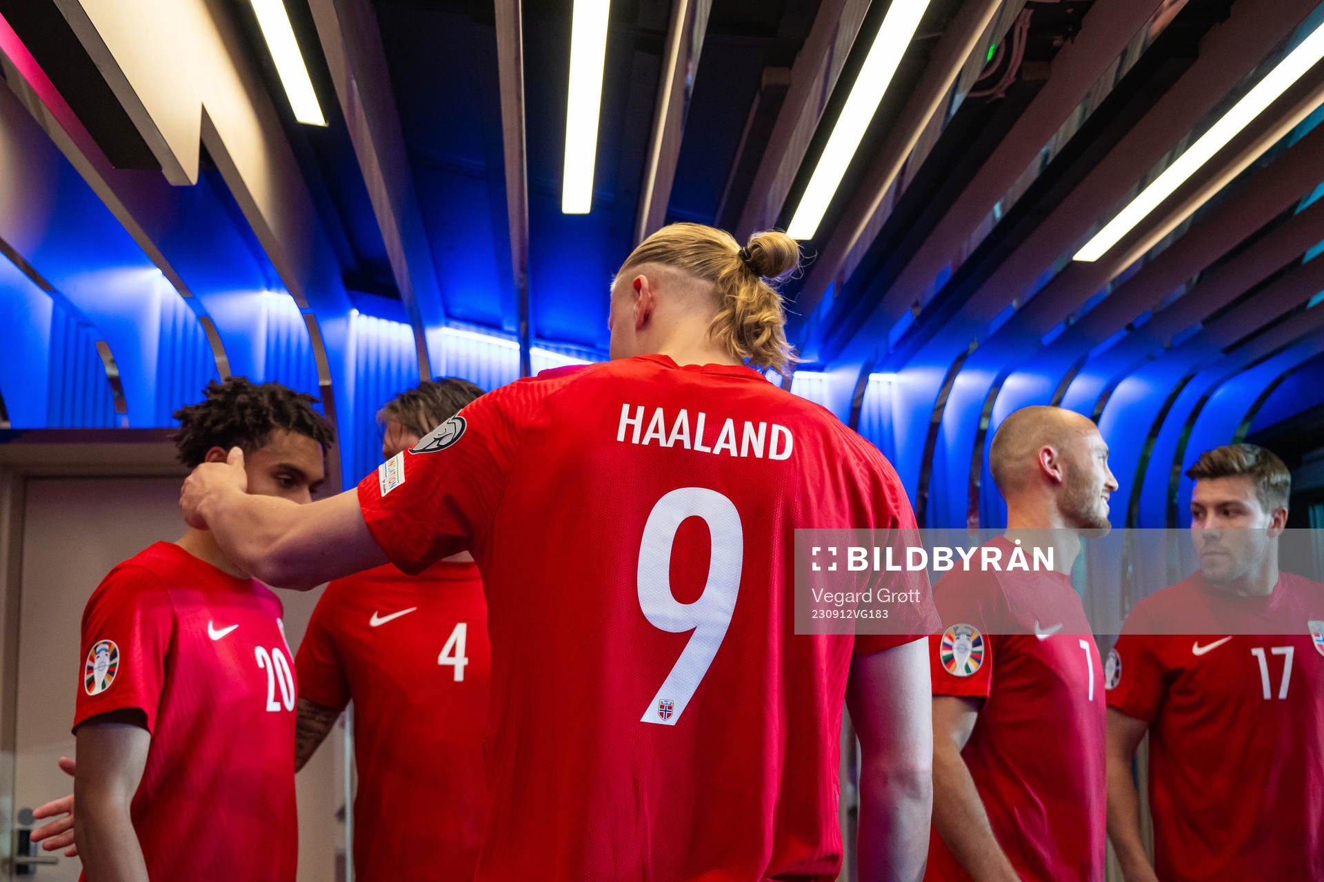 Erling Braut Haaland and players of Norway at half-time