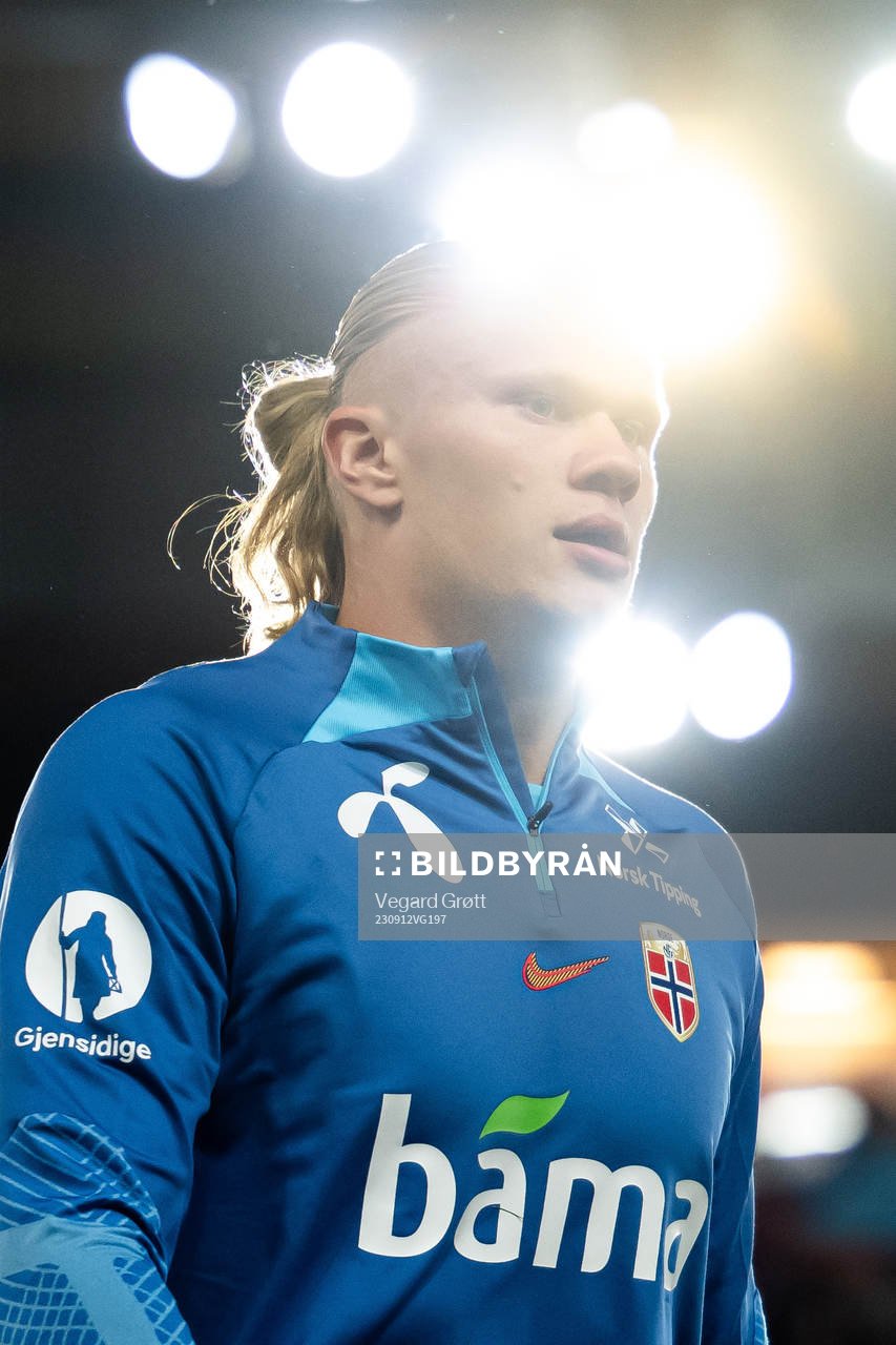 Erling Braut Haaland of Norway warms up