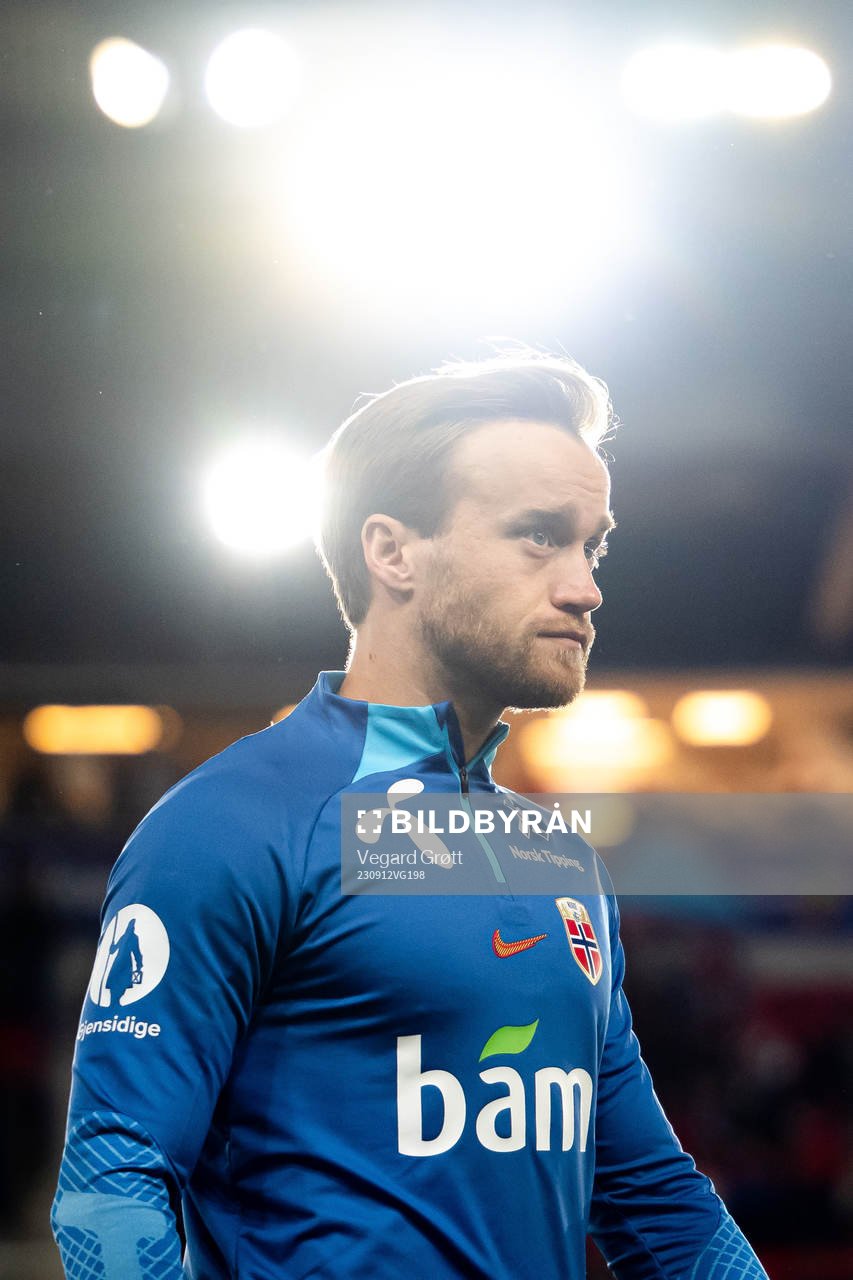 Bård Finne of Norway warms up