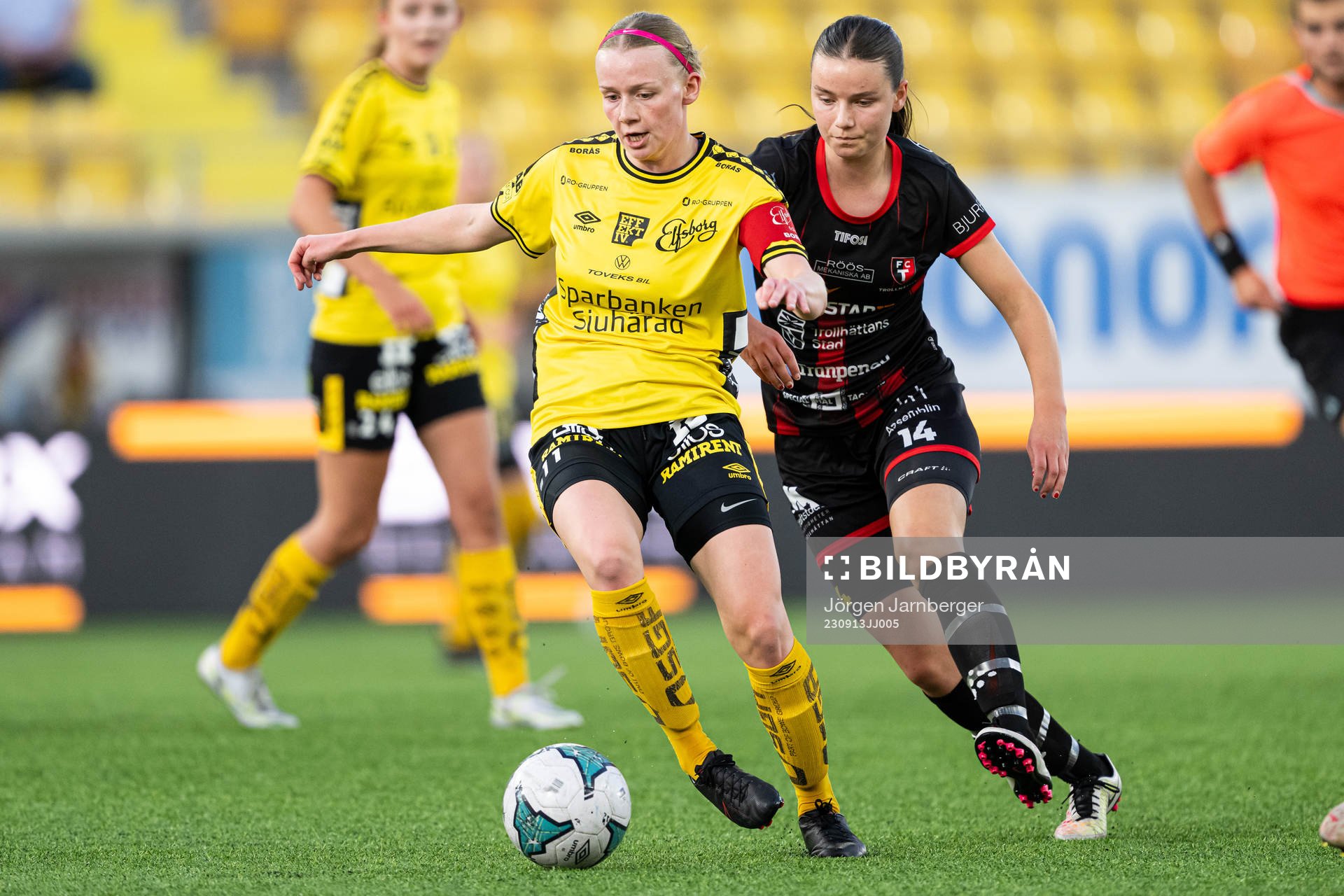 Elfsborgs Leann Nyström och Trollhättans Stella Hagstedt under fotbollsmatchen i DM-cupen mellan Elfsborg och FC Trollhättan den 13 september 2023 i Borås.
