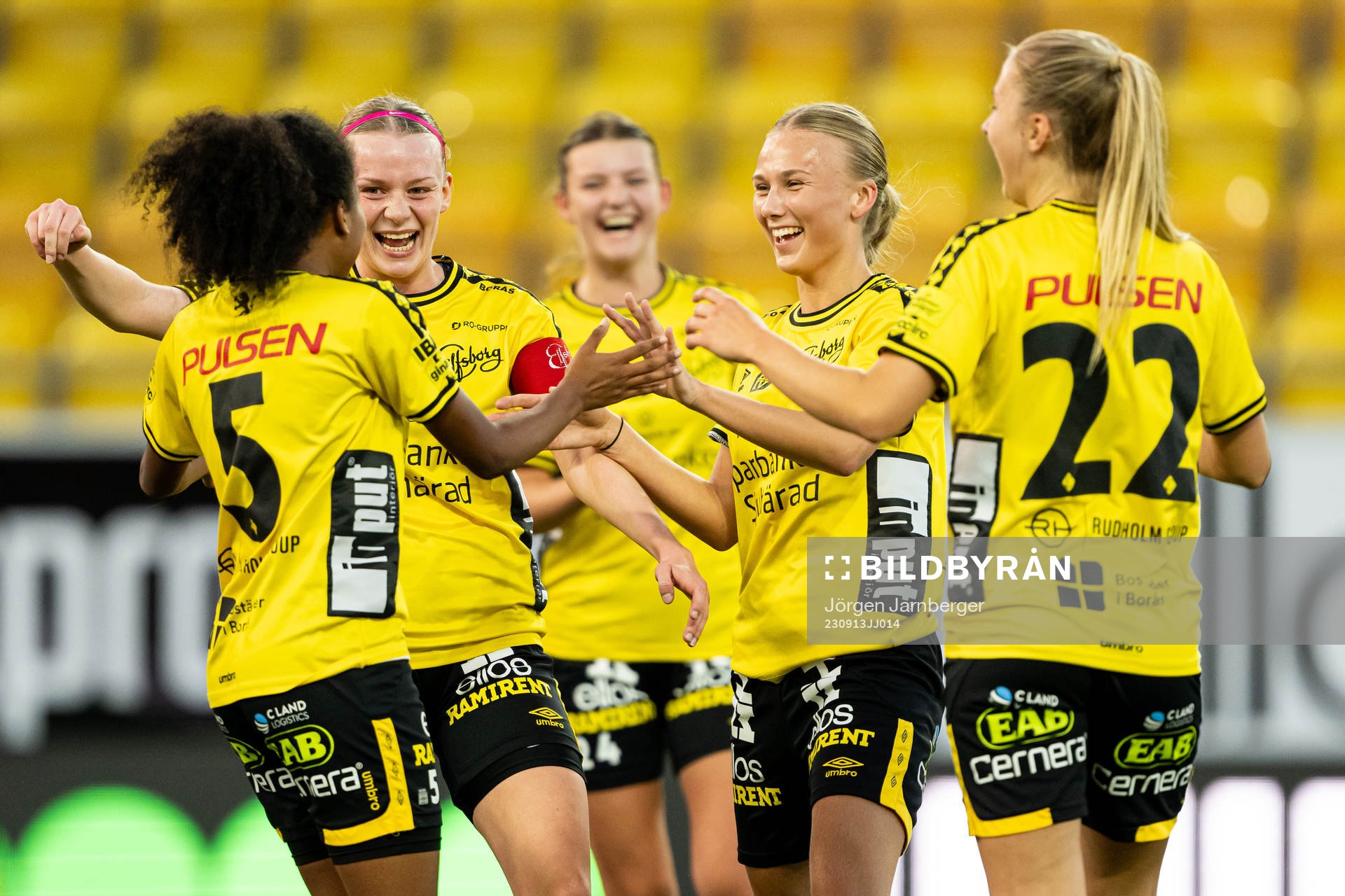 Elfsborgs Vanessa Lopez jublar med Leann Nyström, Ida
