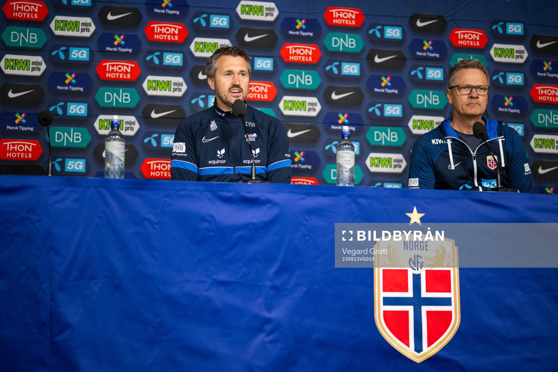 Per Inge Jacobsen, U23 coach of the Norwegian women's national football team, and press officer Halvor Lea during a press conference on September 13, 2023 in Oslo. 