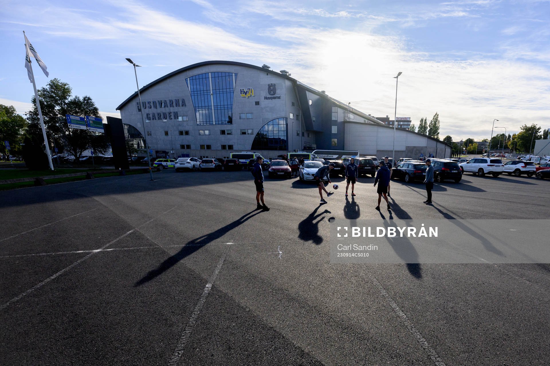 Spelare värmer upp utanför Husqvarna Garden innan