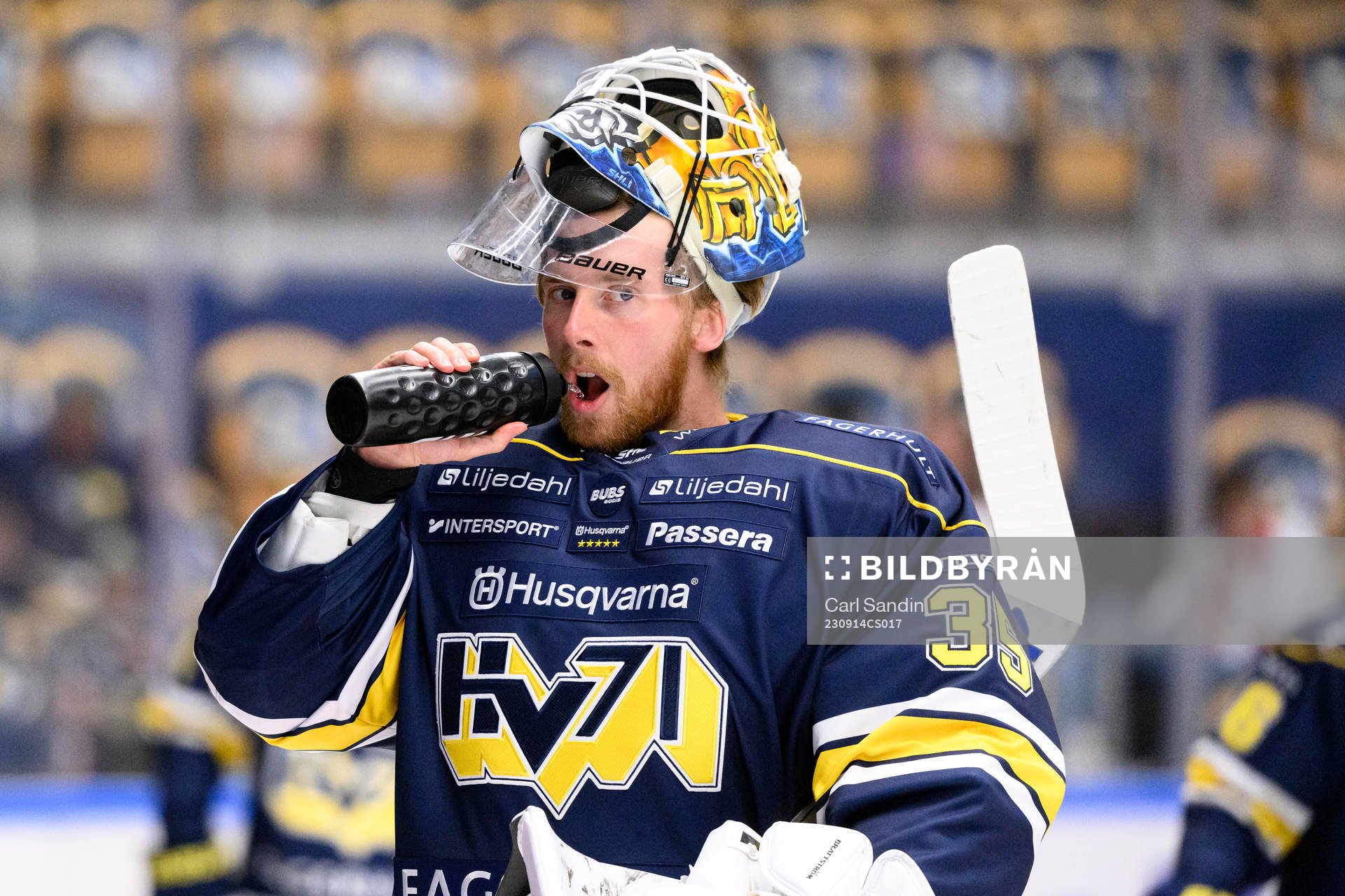 HV71s målvakt Victor Brattström innan ishockeymatchen i