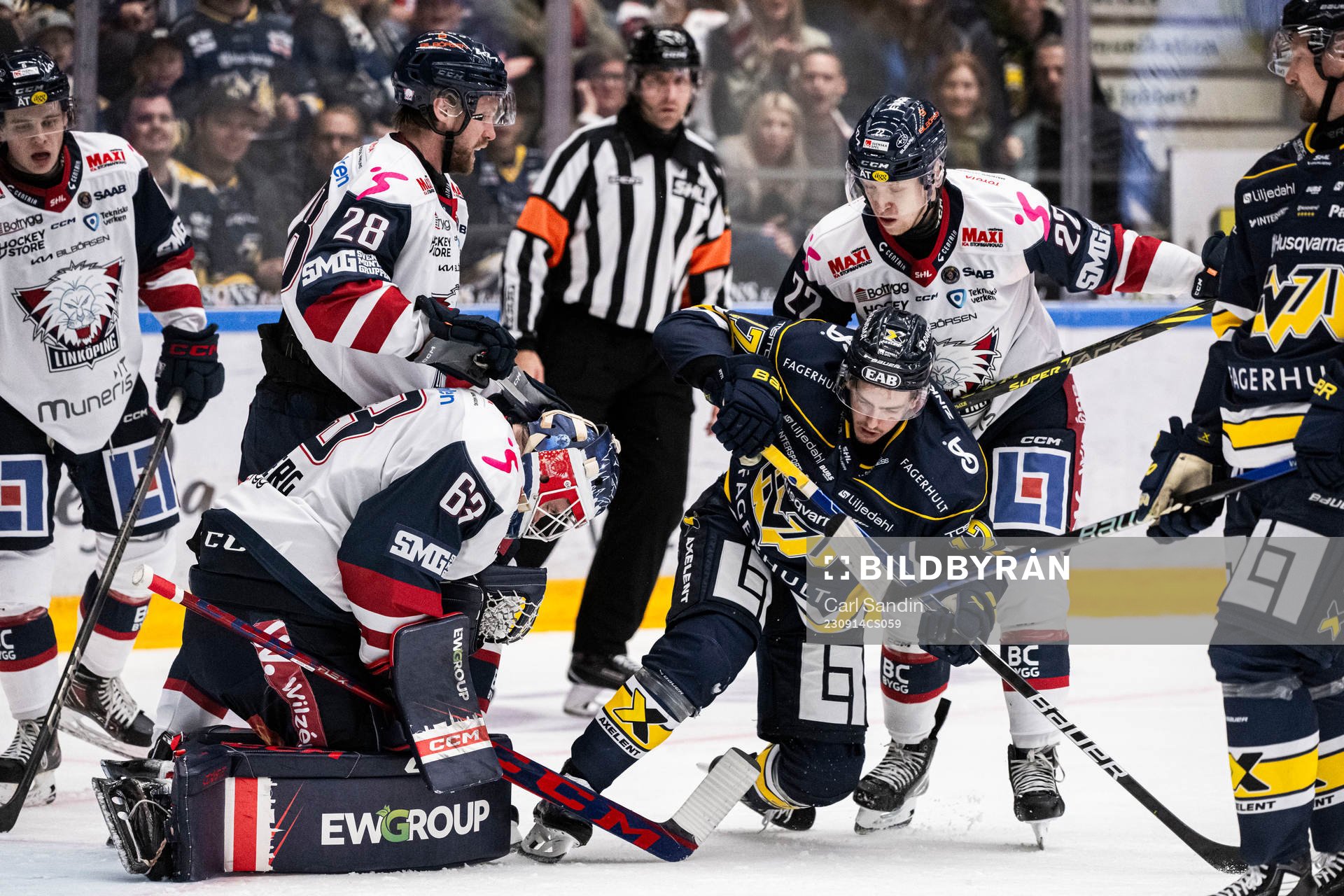 HV71s Isac Brännström framför Linköpings målvakt