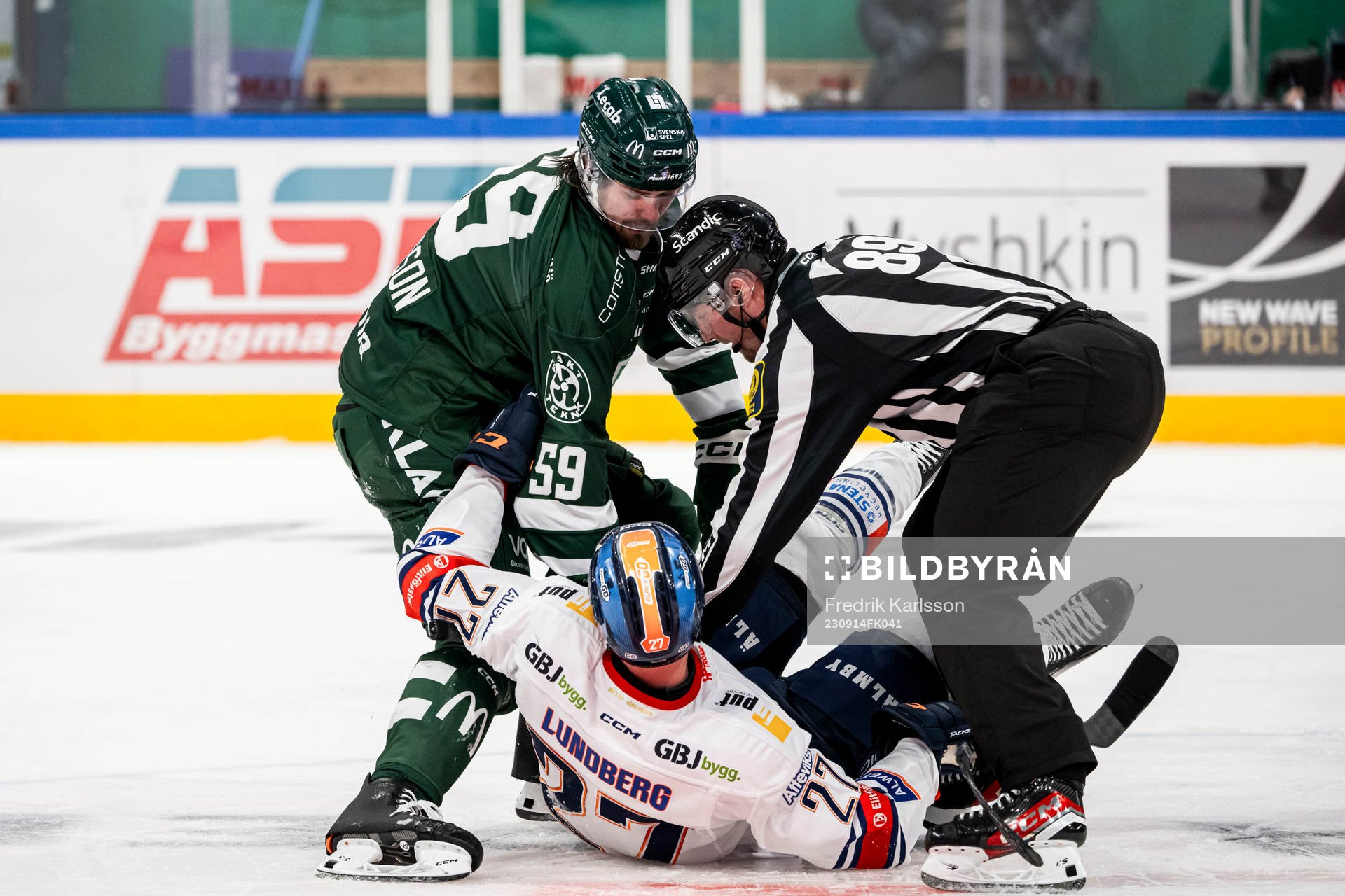 Färjestads Linus Johansson och Växjös Martin Lundberg