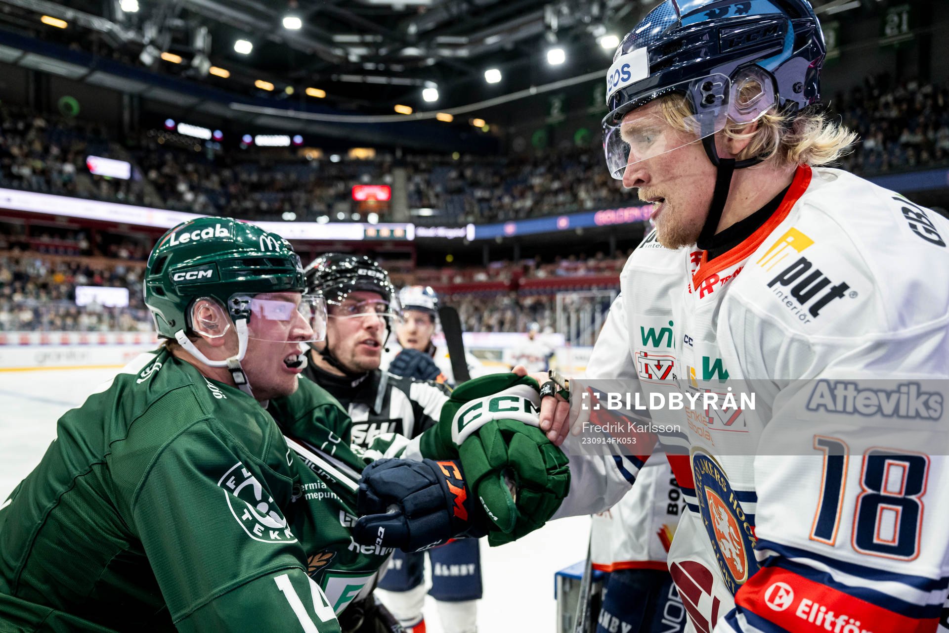 Färjestads Victor Ejdsell och Växjös Marcus Sylvegård i