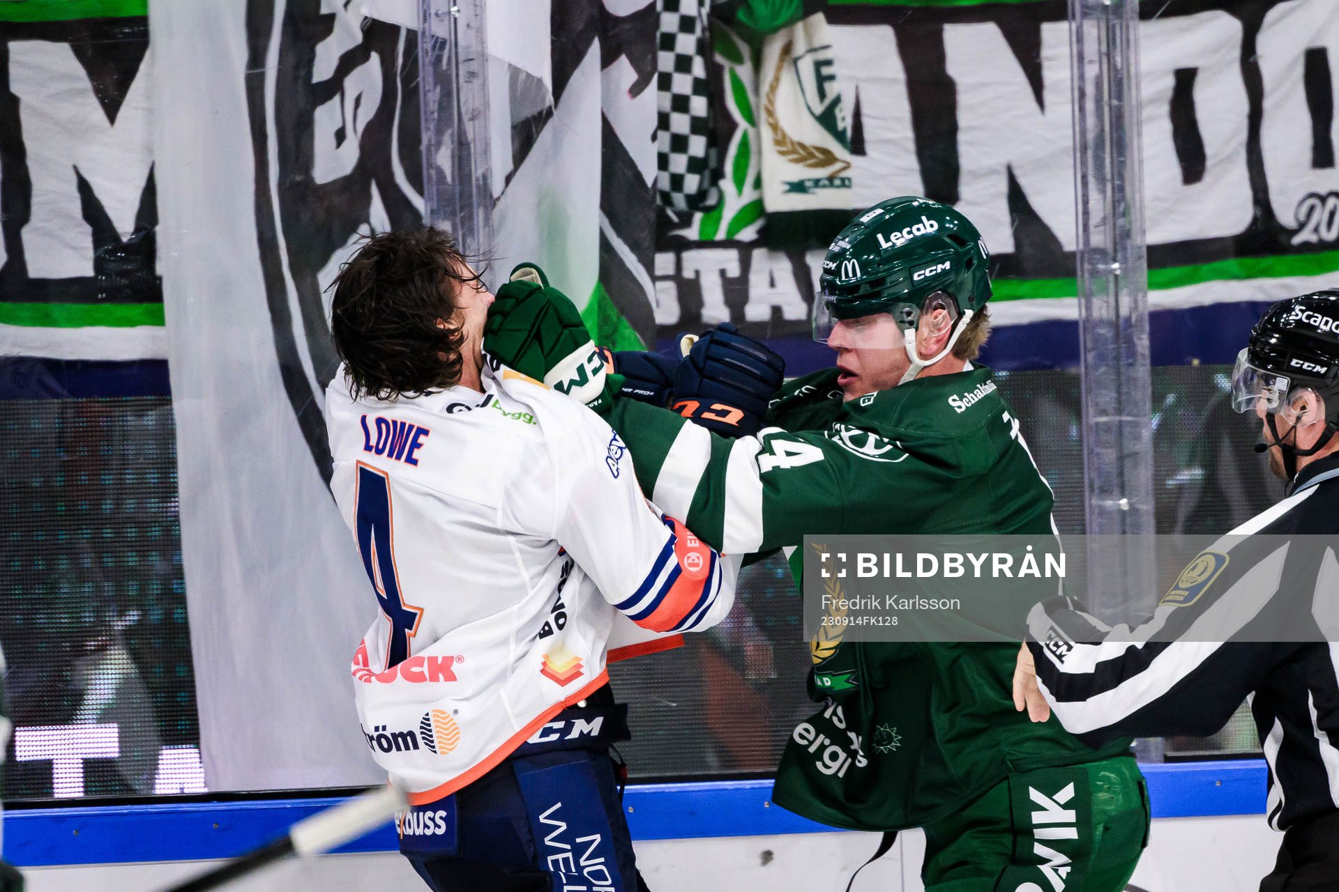 Växjös Keegan Lowe och Färjestads Victor Ejdsell i bråk