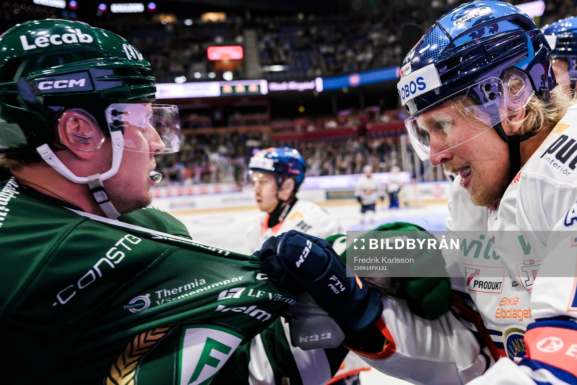 Färjestads Victor Ejdsell och Växjös Marcus Sylvegård i