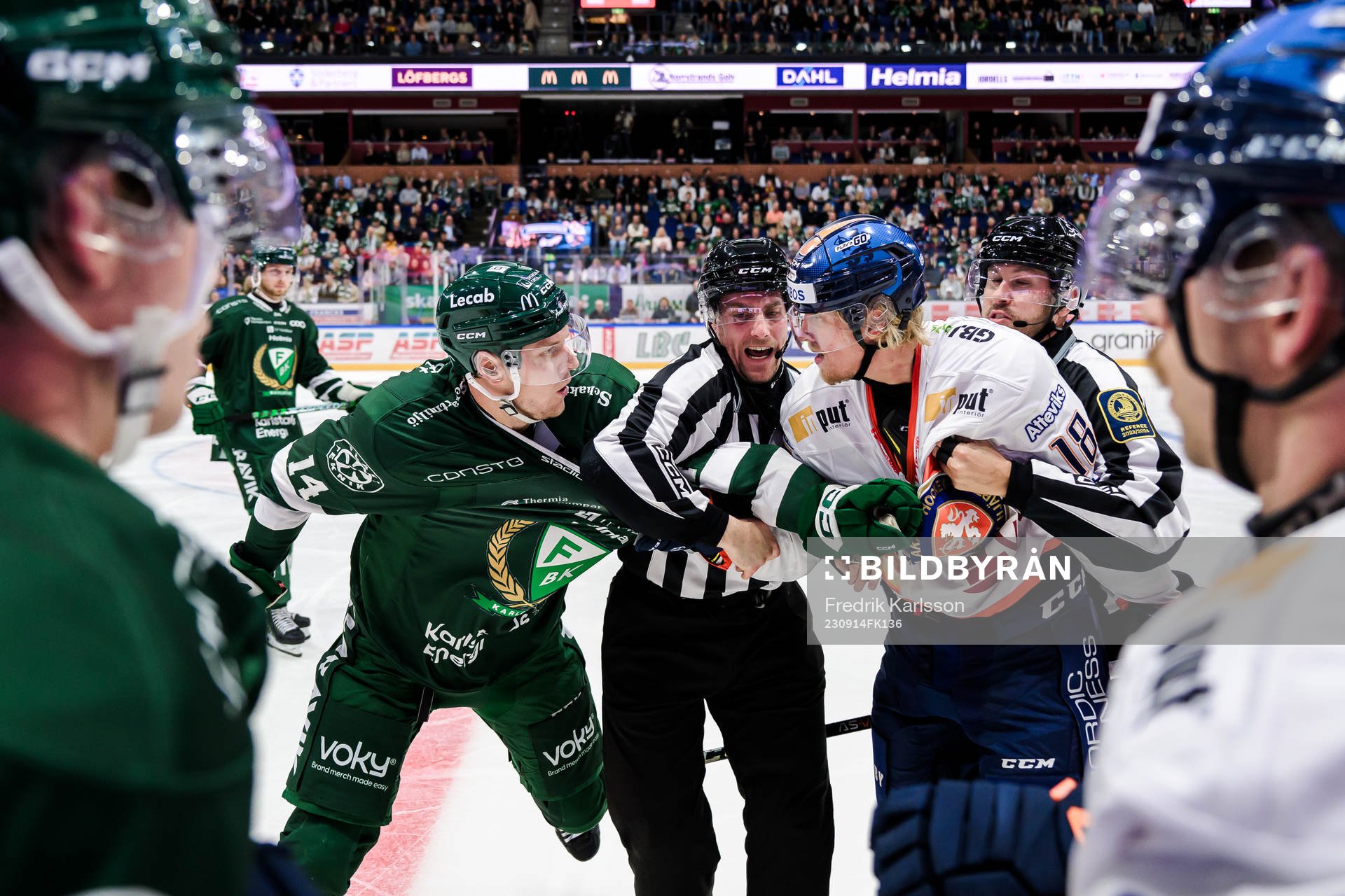 Färjestads Victor Ejdsell och Växjös Marcus Sylvegård i