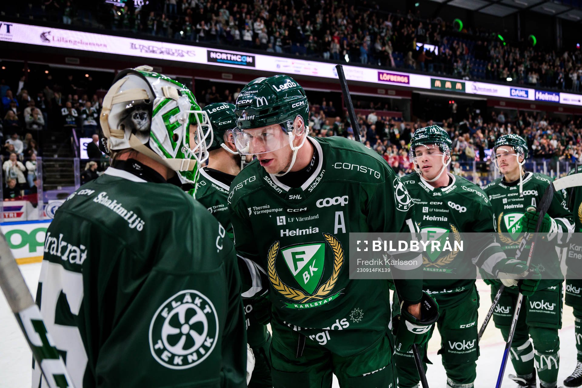 Färjestads målvakt Carl Lindbom och Victor Ejdsell jublar