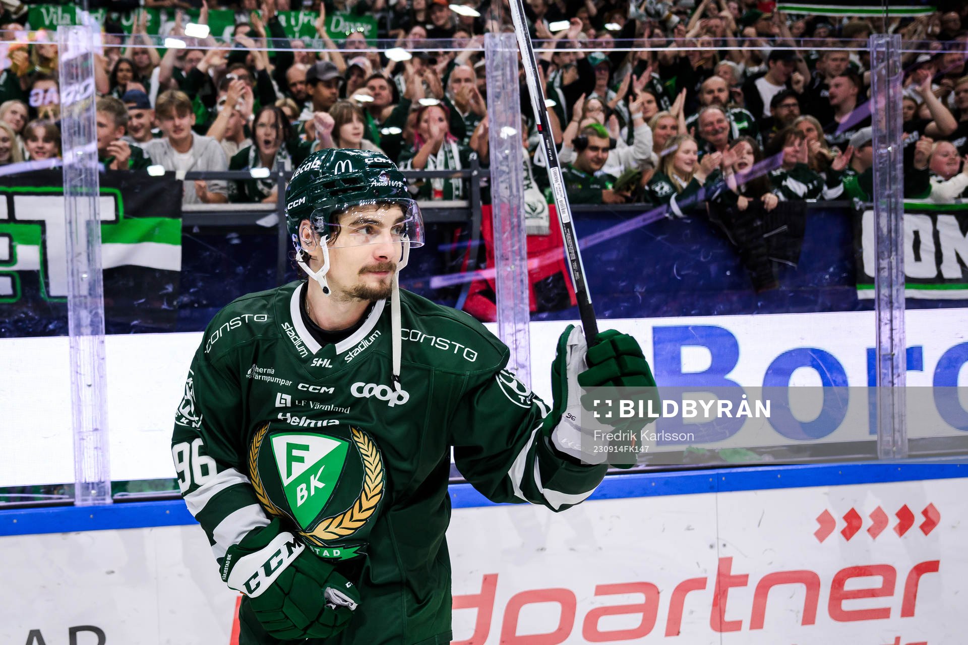 Färjestads David Tomasek jublar och tackar publiken