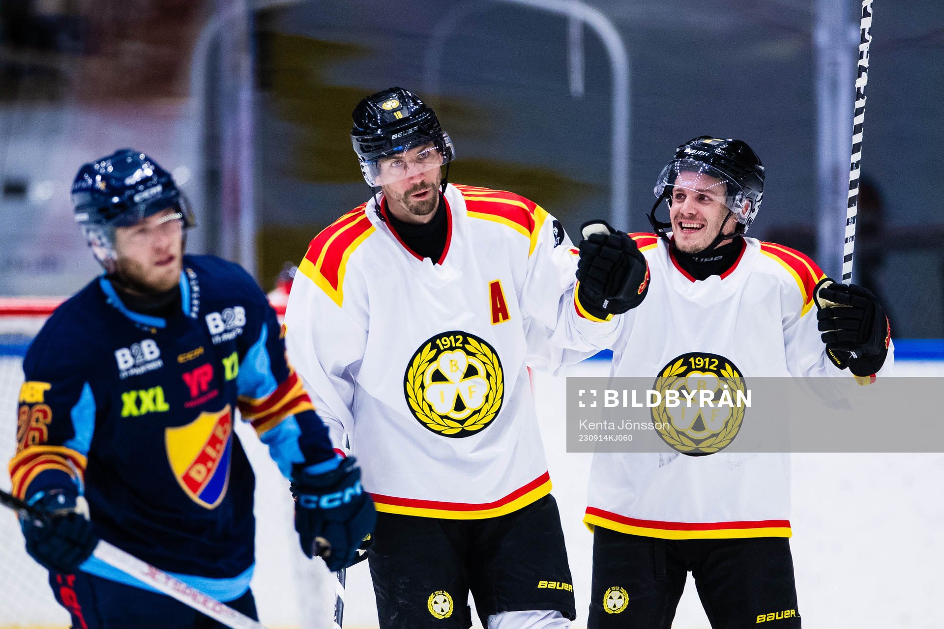 Brynäs Anton Rödin jublar med Tyler Kelleher