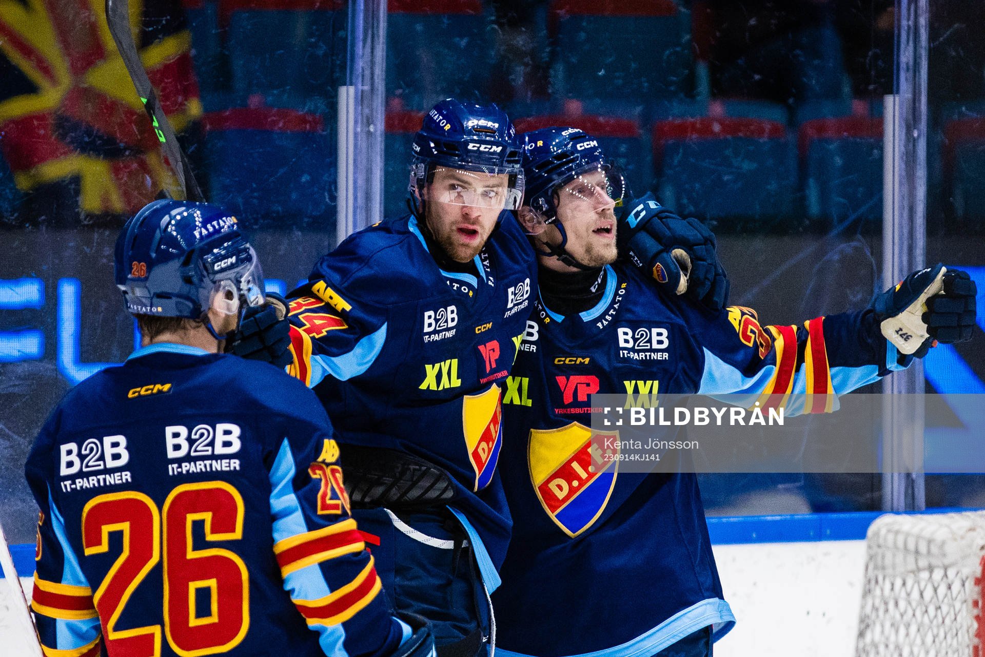 Djurgårdens Daniel Brodin (m) jublar med Emil Berglund (v)