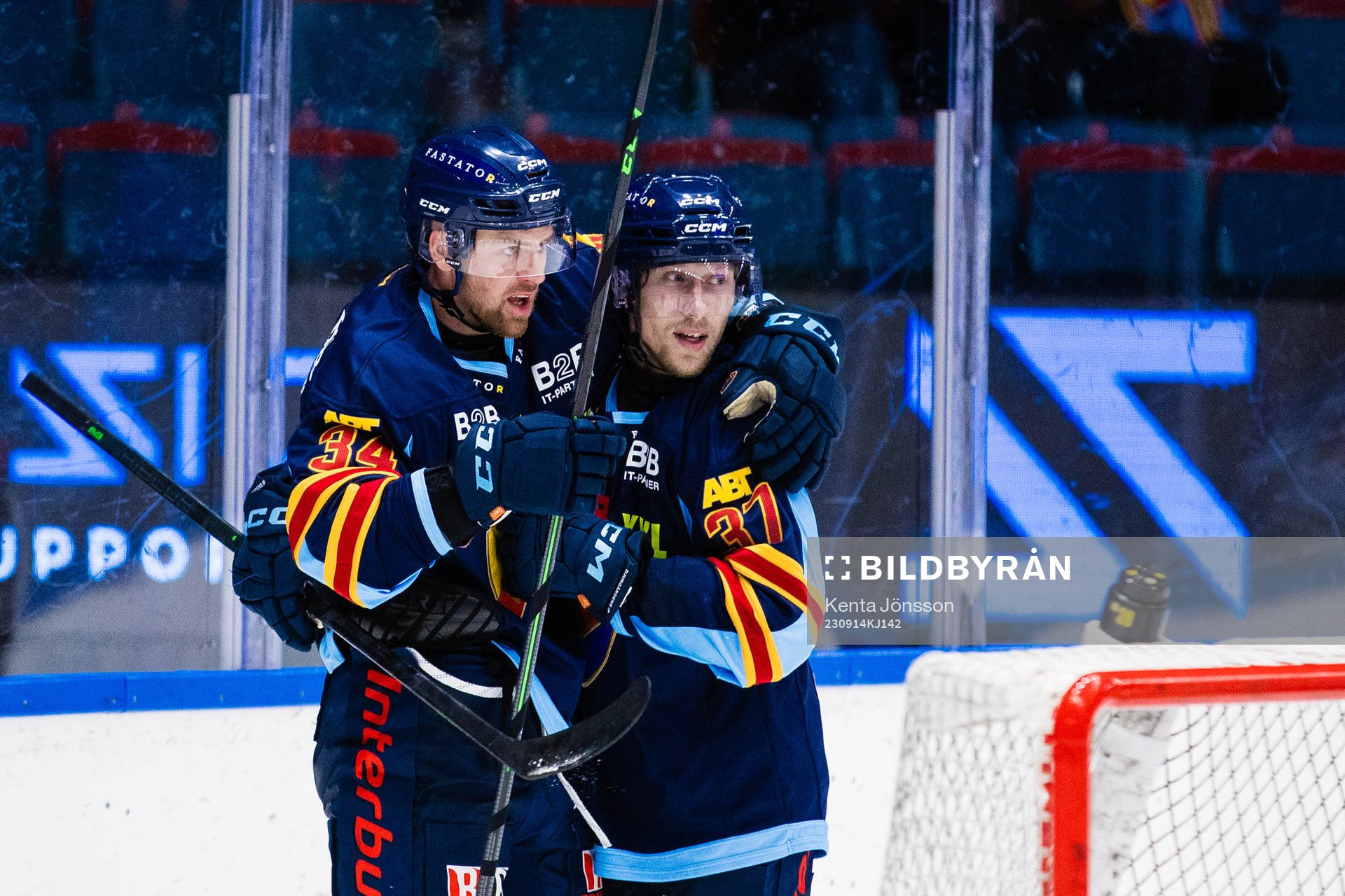 Djurgårdens Daniel Brodin (v) jublar med John Norman (h)