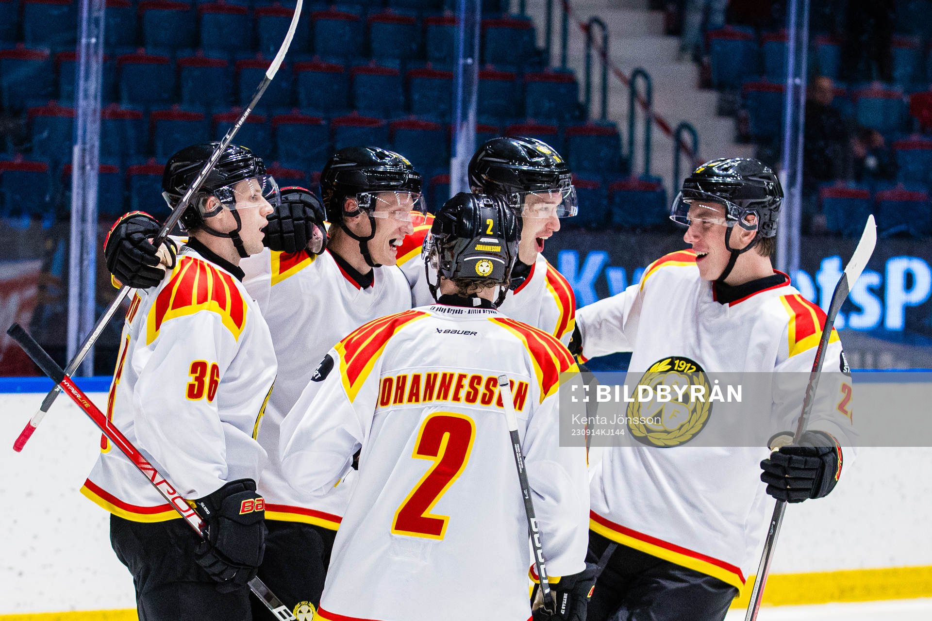 Brynäs Oliver Tärnström (m) jublar med Linus Ölund,