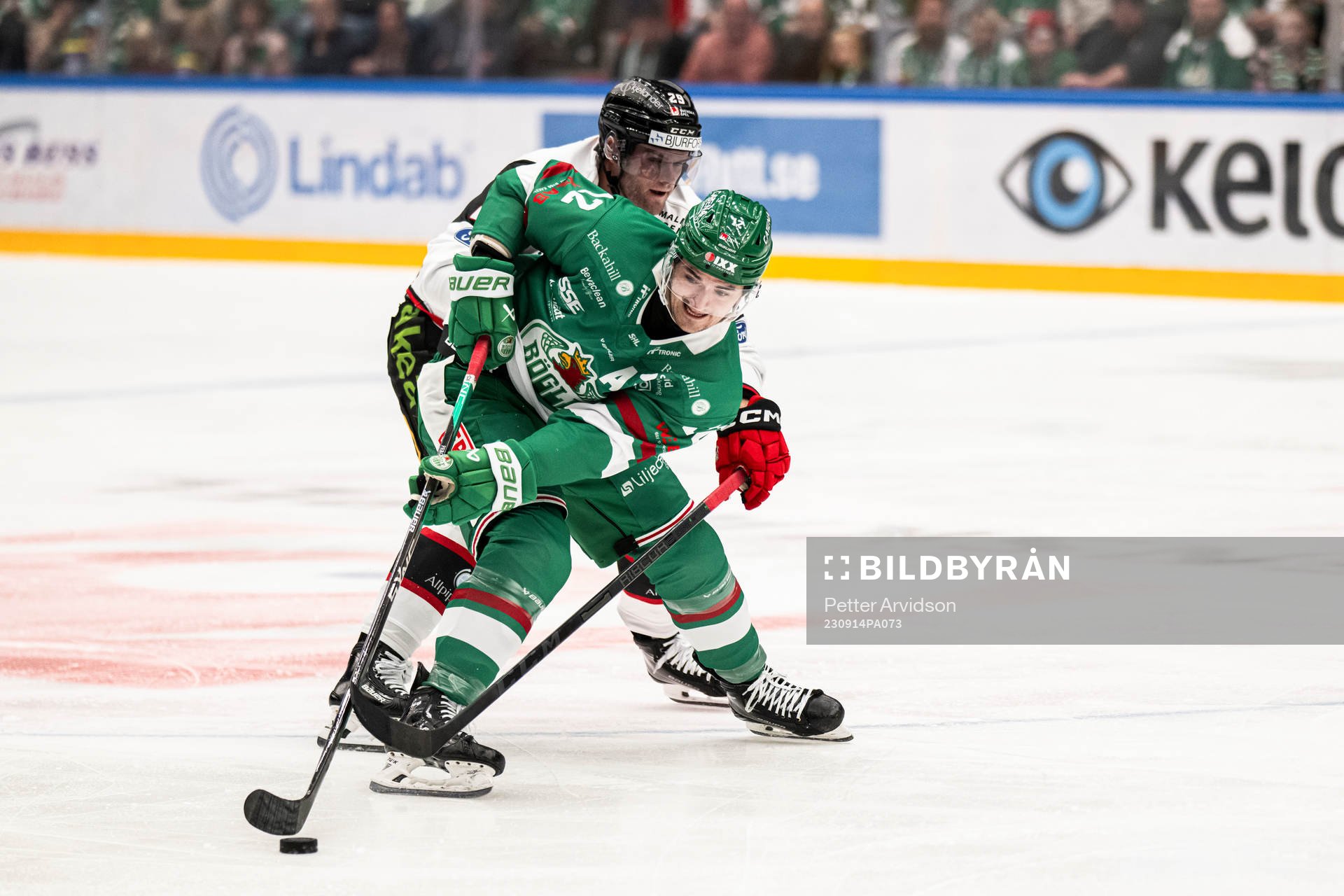 Rögles Brady Ferguson och Malmö Redhawks Lukas Wernblom