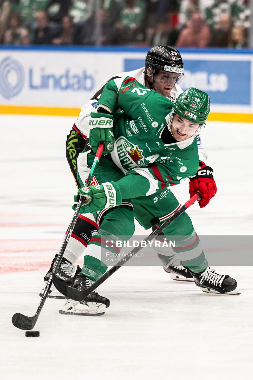 Rögles Brady Ferguson och Malmö Redhawks Lukas Wernblom