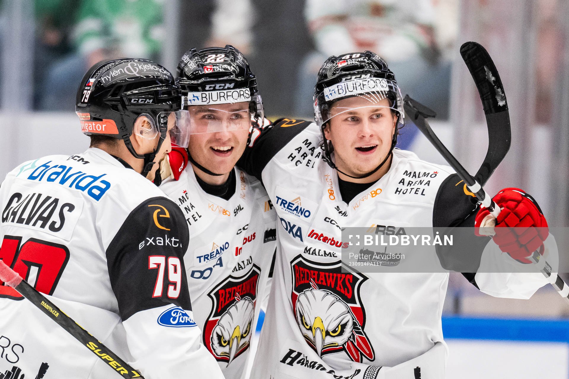 Malmö Redhawks Janne Kuokkanen (m) jublar med Jakub Galvas