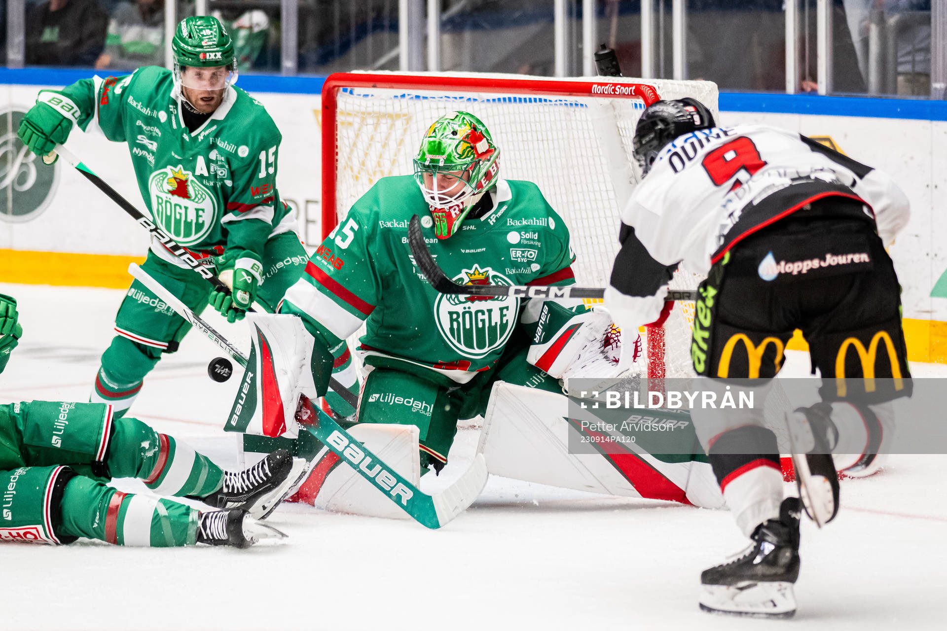 Malmö Redhawks Alan Quine oroar mot Rögles Simon Ryfors
