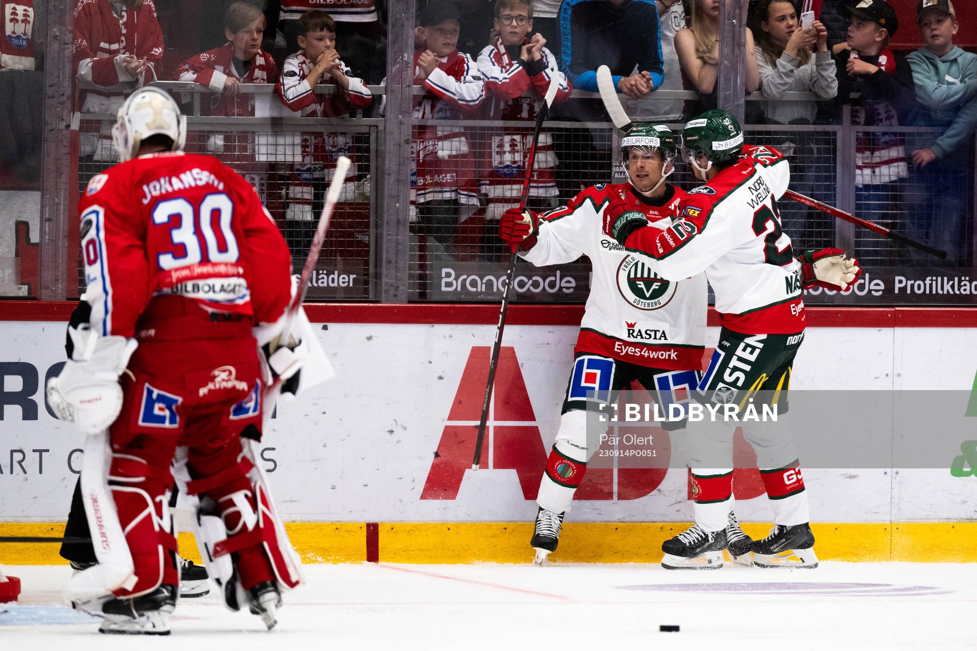 Frölundas Nicklas Lasu och Linus Nässen jublar