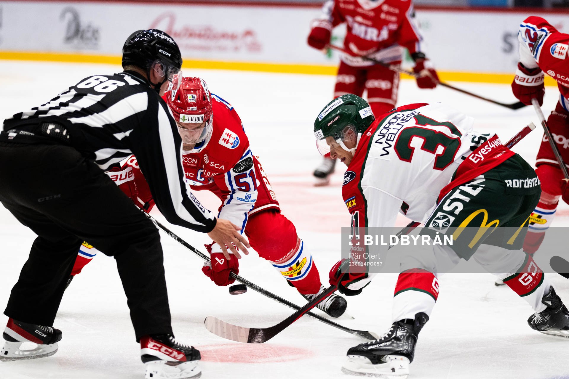Timrås Anton Lander och Frölundas Nicklas Lasu tekar