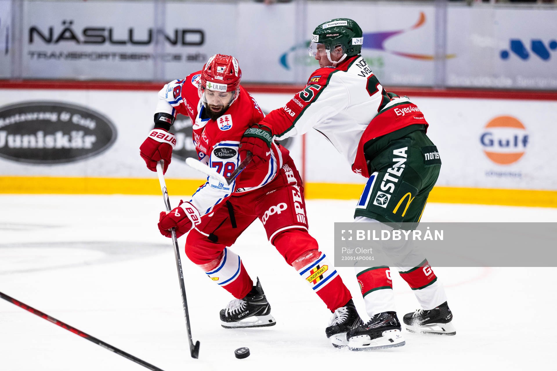 Timrås Robin Hanzl  och Frölundas Pontus Johansson