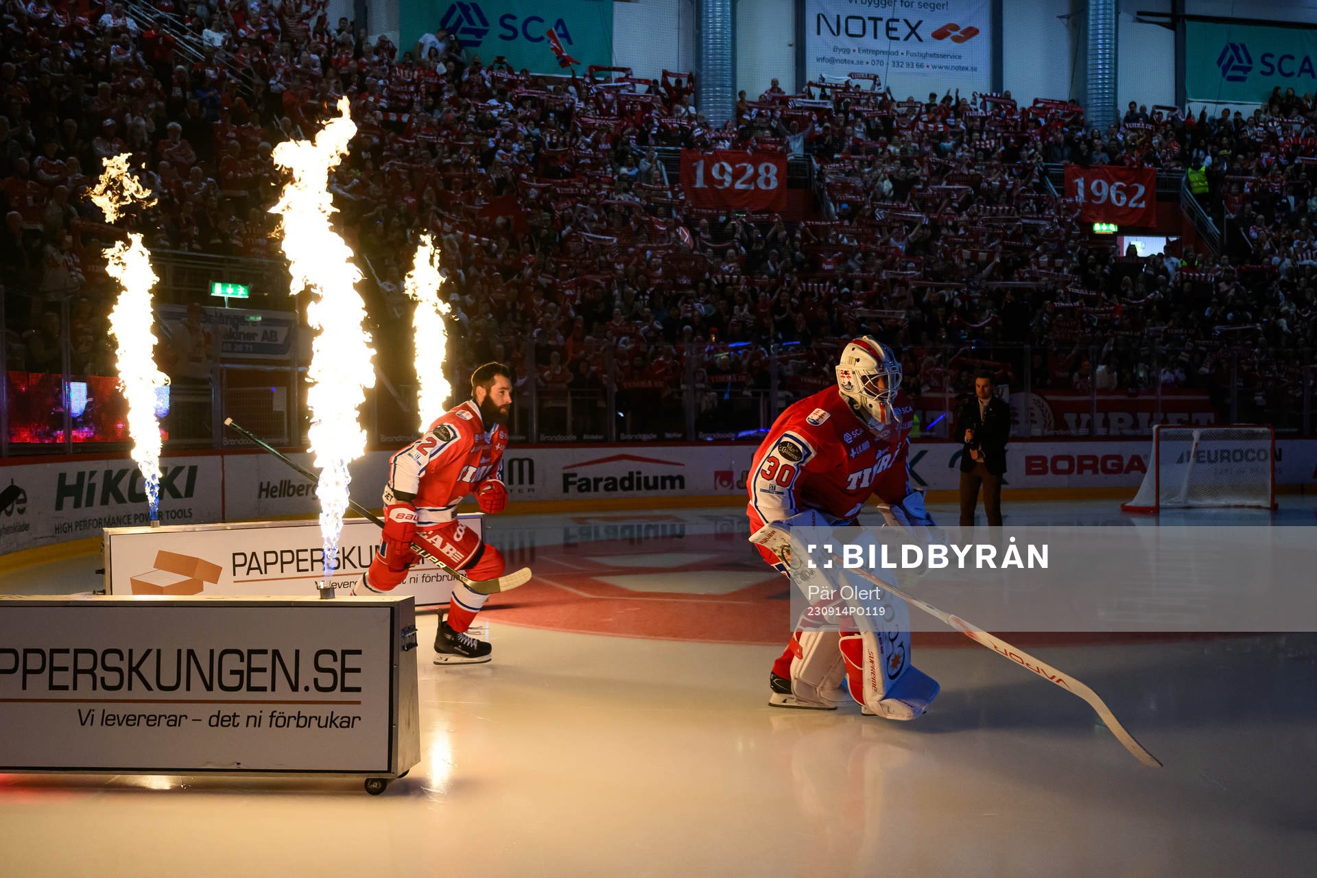 Timrås målvakt Jacob Johansson och Per Svensson gör entre