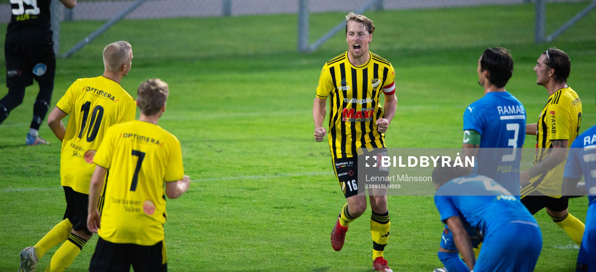 IFK Hässleholms Robin Strömberg jublar i matchen i
