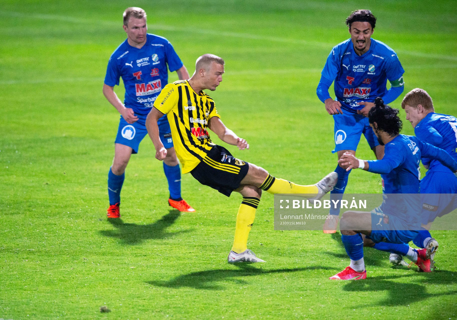 IFK Hässleholms Olle Kjellman Olblad skjuter mot fyra
