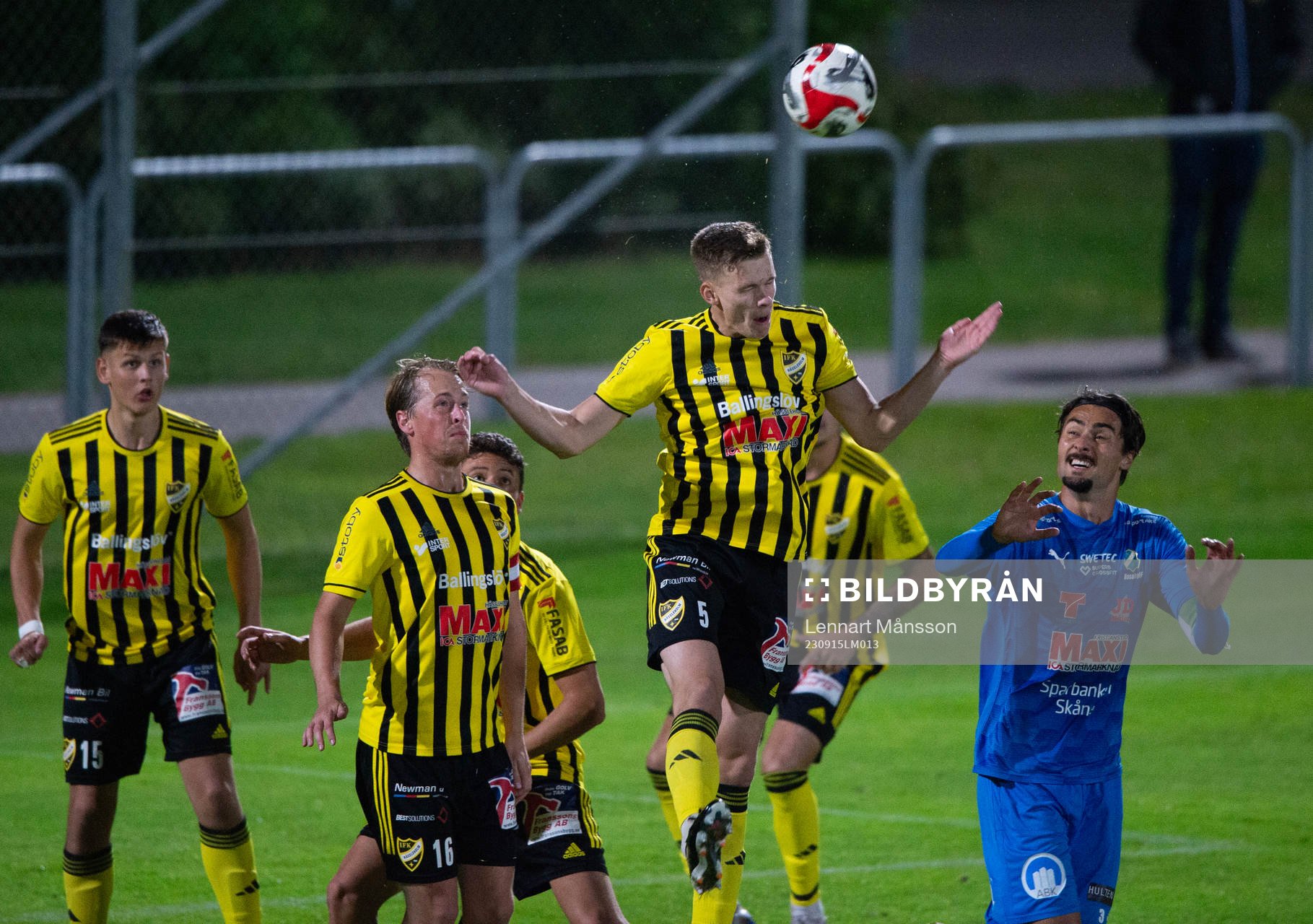 IFK Hässleholms Axel Henriksson nickar undan i matchen i