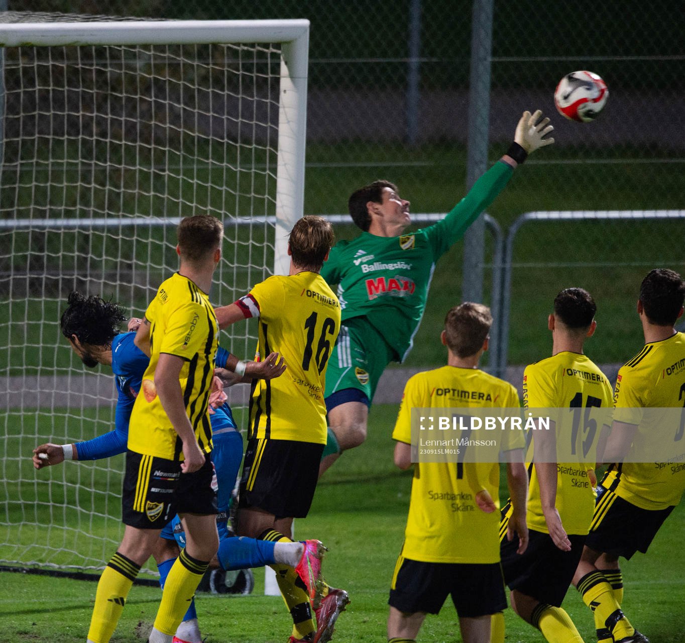 IFK Hässleholms målvakt Victor Stulic boxar bort bollen i